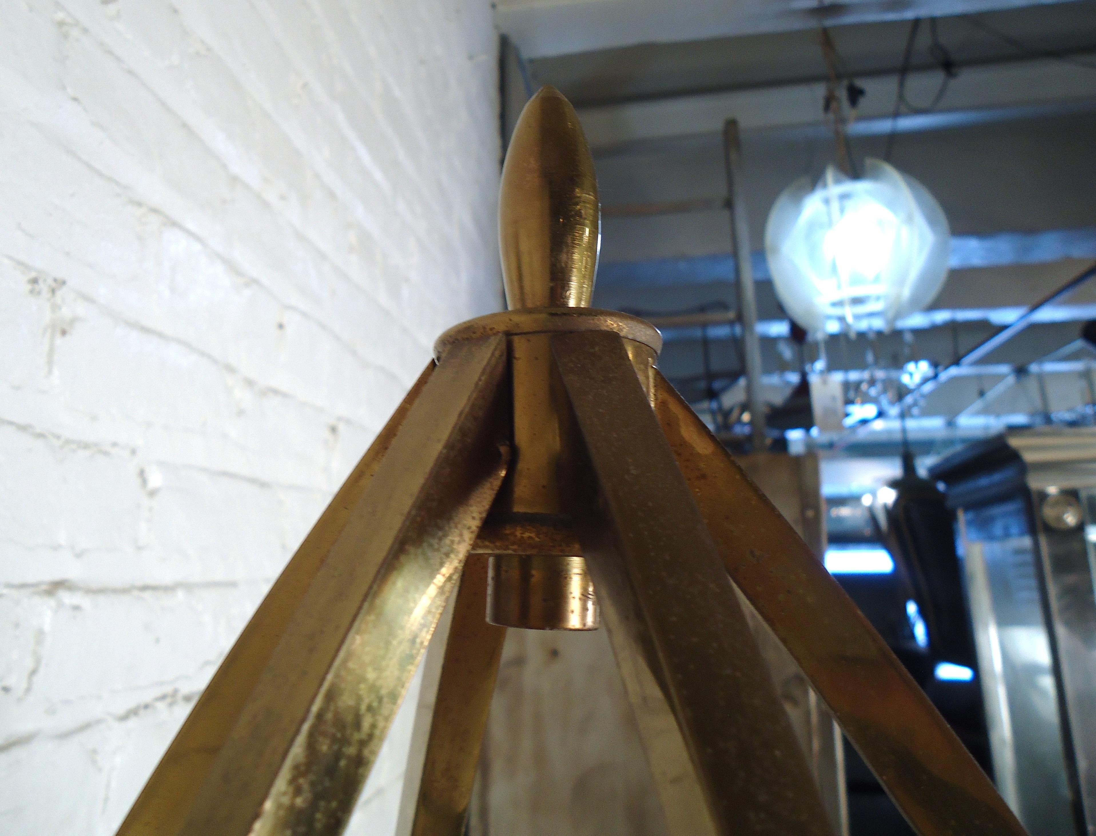 Sleek Vintage Modern Brass Lamp (lampe en laiton) en vente 1