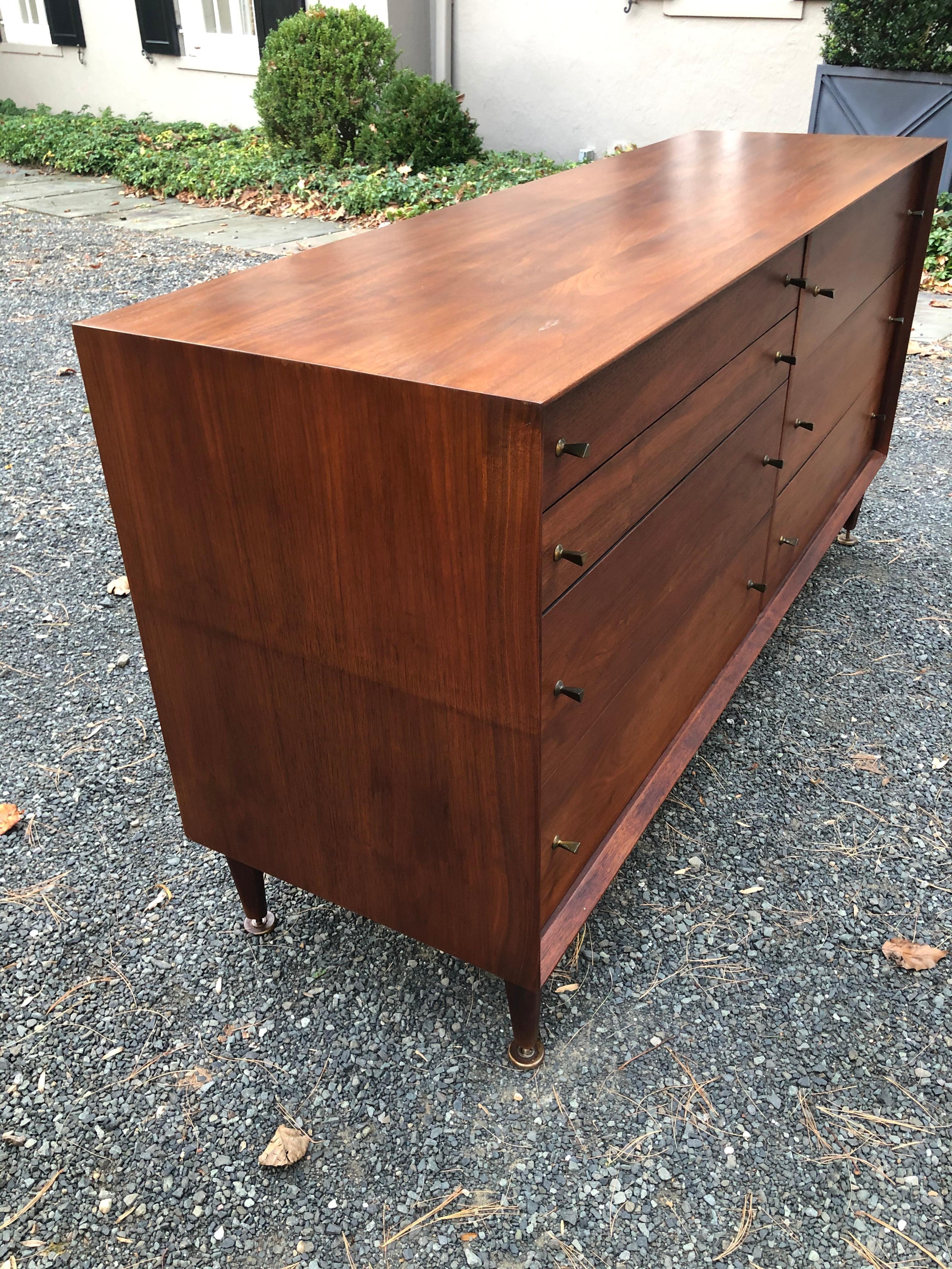 Sleek Walnut Mid-Century Modern Chest of Drawers Credenza For Sale 6