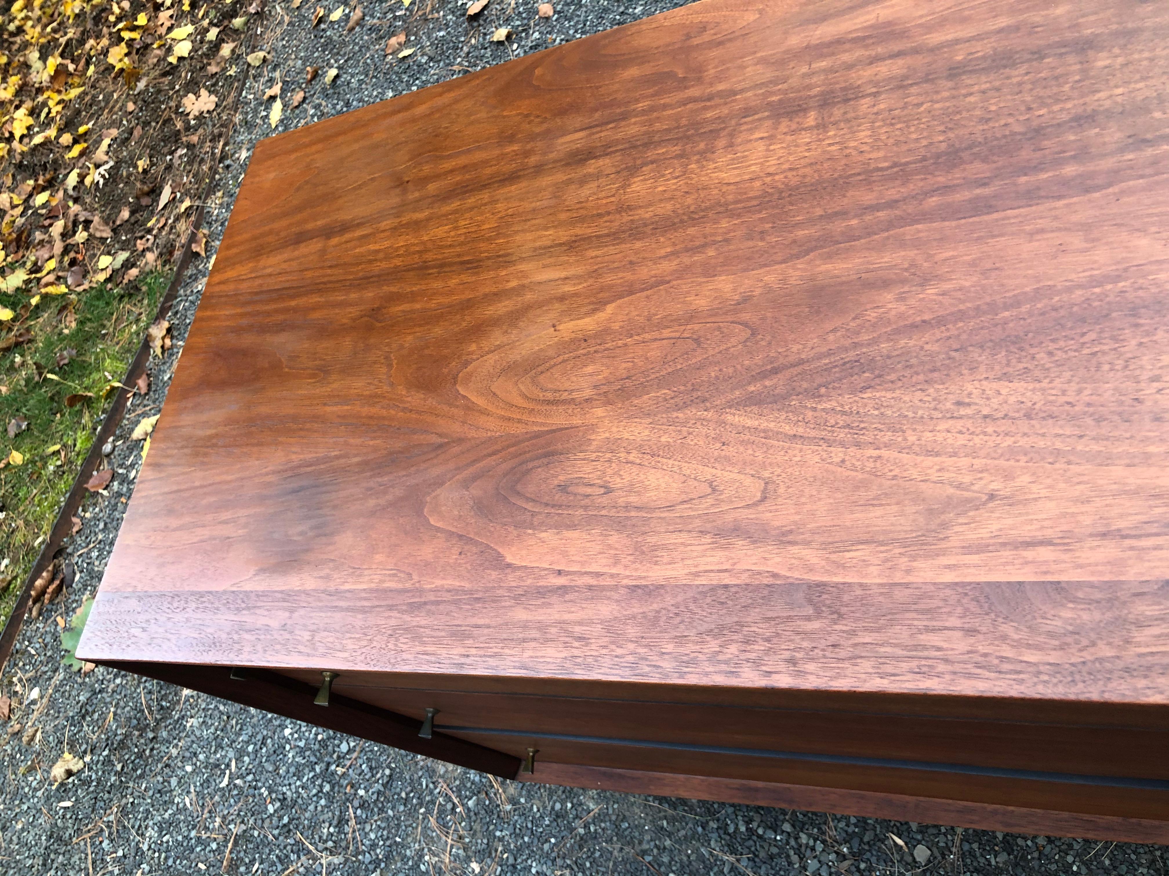 Sleek Walnut Mid-Century Modern Chest of Drawers Credenza In Good Condition For Sale In Hopewell, NJ