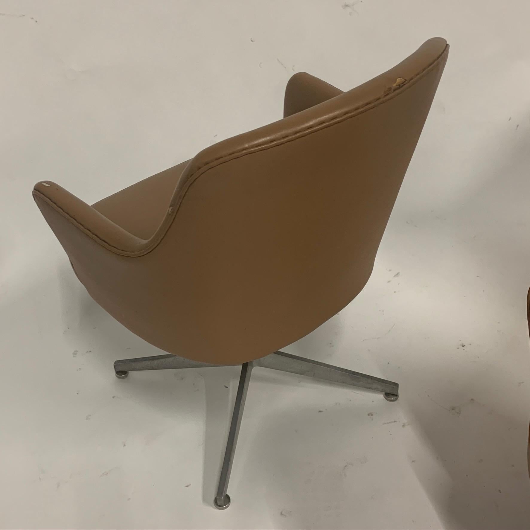 Sleek Ward Bennett for Lehigh Naugahyde Barrell Back Desk Chairs For Sale 4