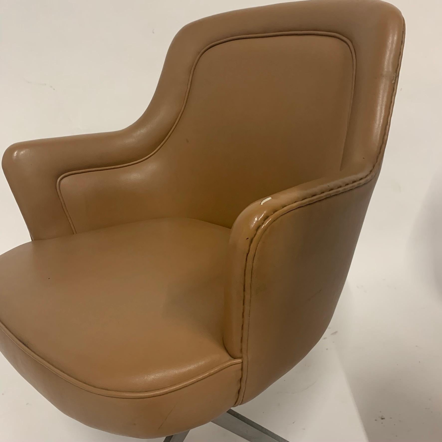 Sleek Ward Bennett for Lehigh Naugahyde Barrell Back Desk Chairs In Good Condition For Sale In Hudson, NY