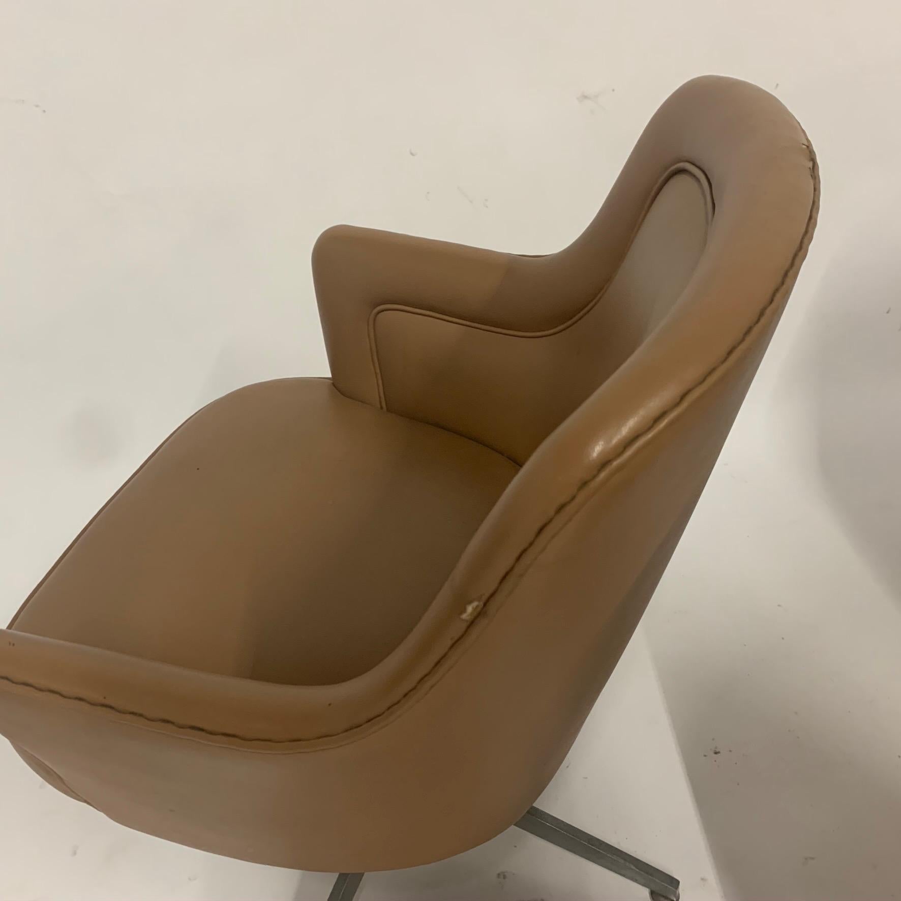 20th Century Sleek Ward Bennett for Lehigh Naugahyde Barrell Back Desk Chairs For Sale