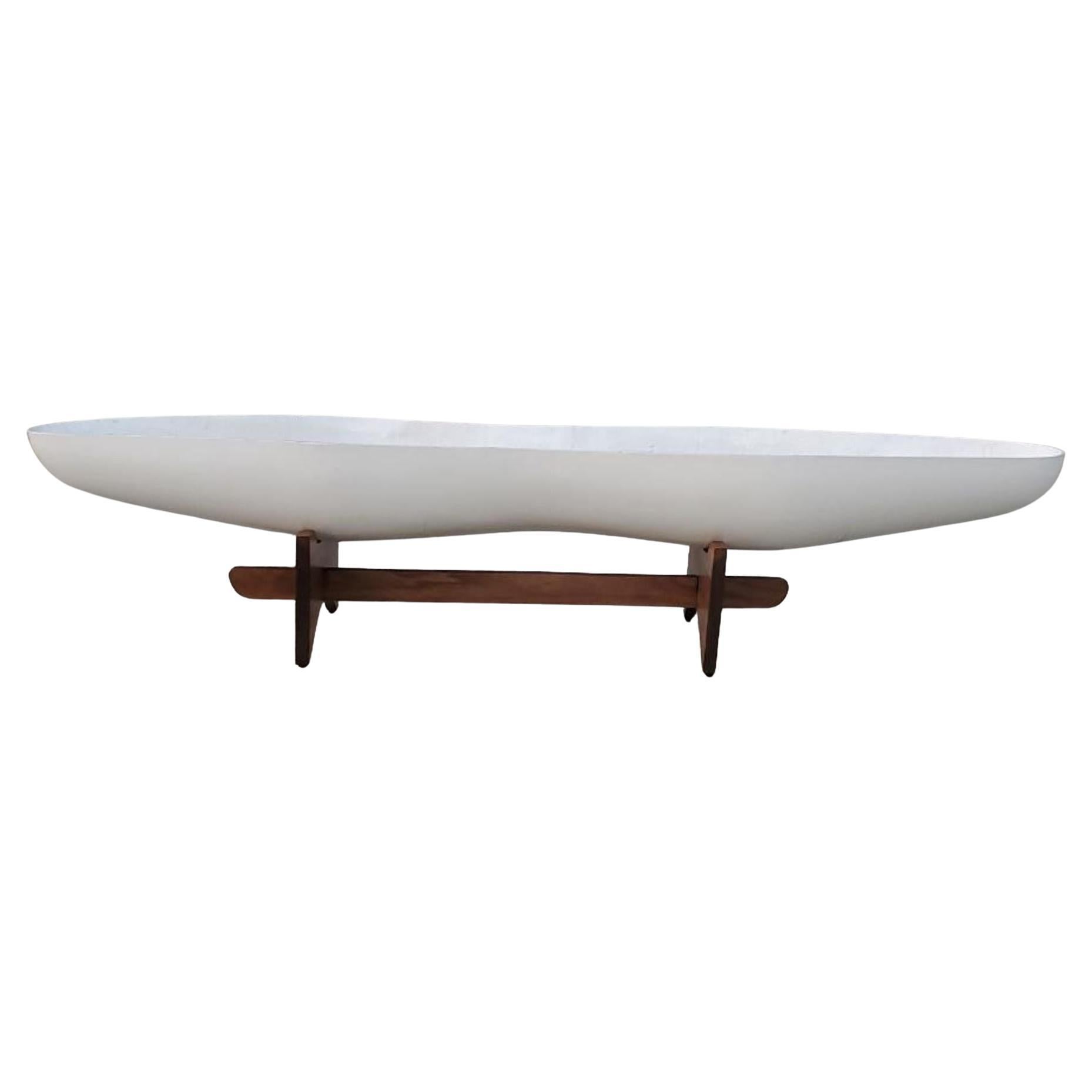 Elegante fioriera in fibra di vetro bianca con base in legno di noce di John Follis.
La splendida fioriera organica moderna Can può essere collocata ovunque in casa o in ufficio, su un caminetto, su un tavolo, sul pavimento, all'interno o