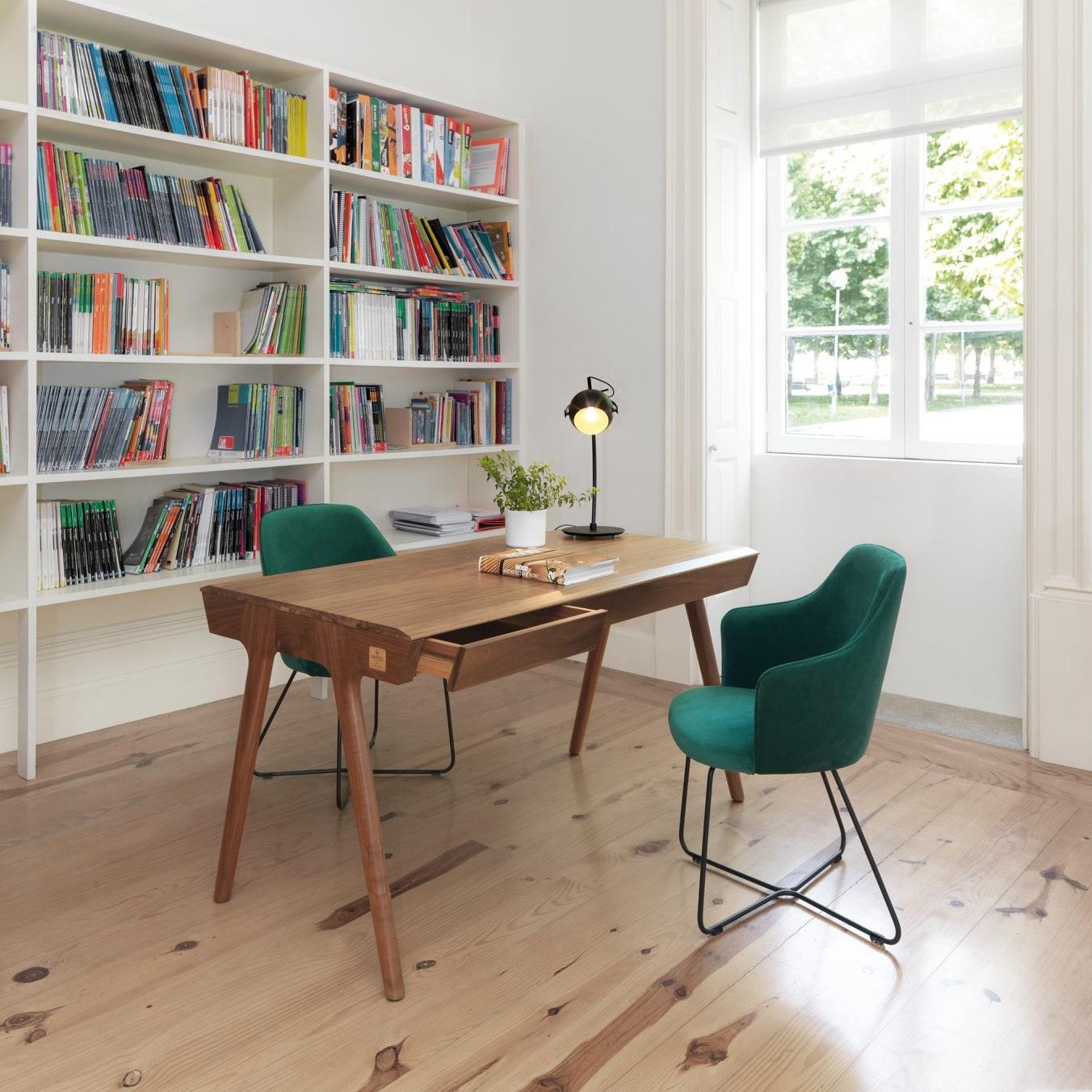Schlanker Holzschreibtisch mit mehreren Ablagefächern in minimalistischem Design im Angebot 3