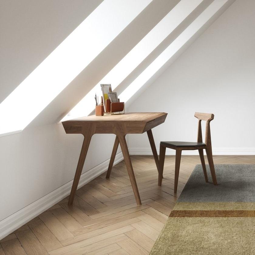 Schlanker Holzschreibtisch mit mehreren Ablagefächern in minimalistischem Design im Angebot 4