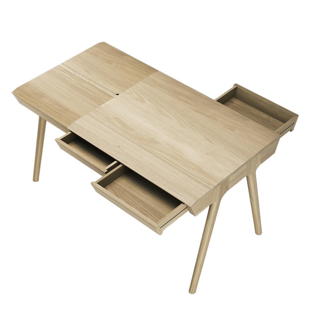 Ein platzsparender Schreibtisch aus Massivholz, der praktische Aufbewahrungsmöglichkeiten bietet. Mit drei Schubladen, einem diskreten Geheimfach und zwei Deckelfächern erleichtert dieser Schreibtisch die Ordnung am Arbeitsplatz.
Als ultimativ