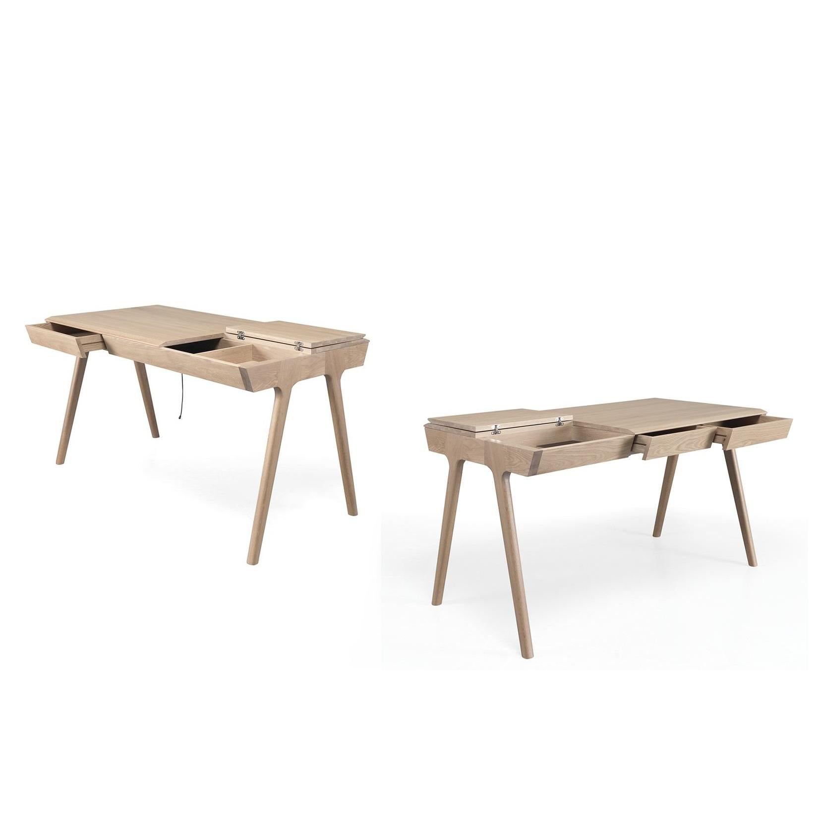 Schlanker Holzschreibtisch mit mehreren Ablagefächern in minimalistischem Design (Portugiesisch) im Angebot