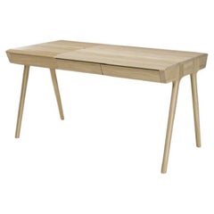 Schlanker Holzschreibtisch mit mehreren Ablagefächern in minimalistischem Design
