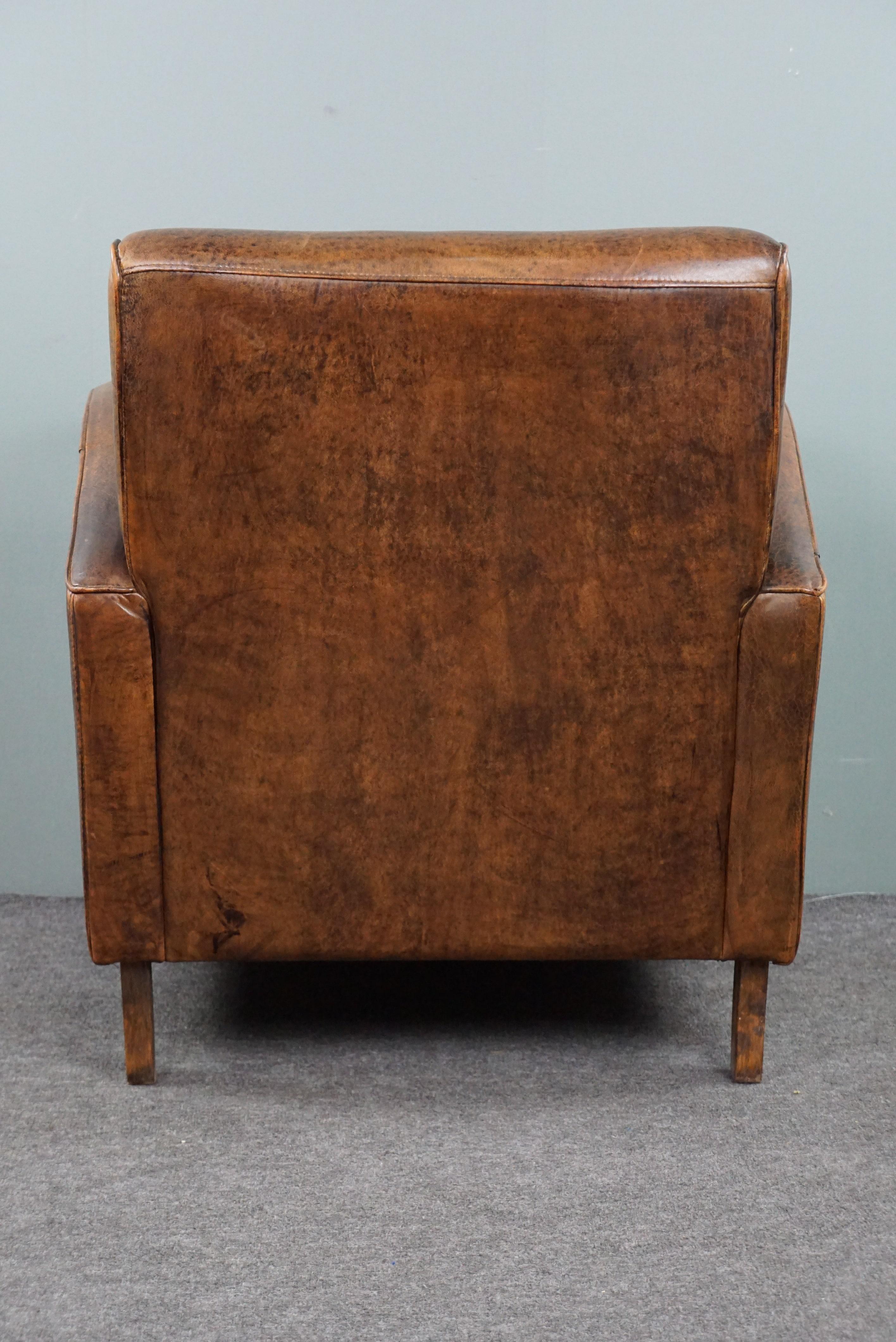 Elegant entworfener, bequemer Sessel aus Schafsleder im Design (Ende des 20. Jahrhunderts) im Angebot