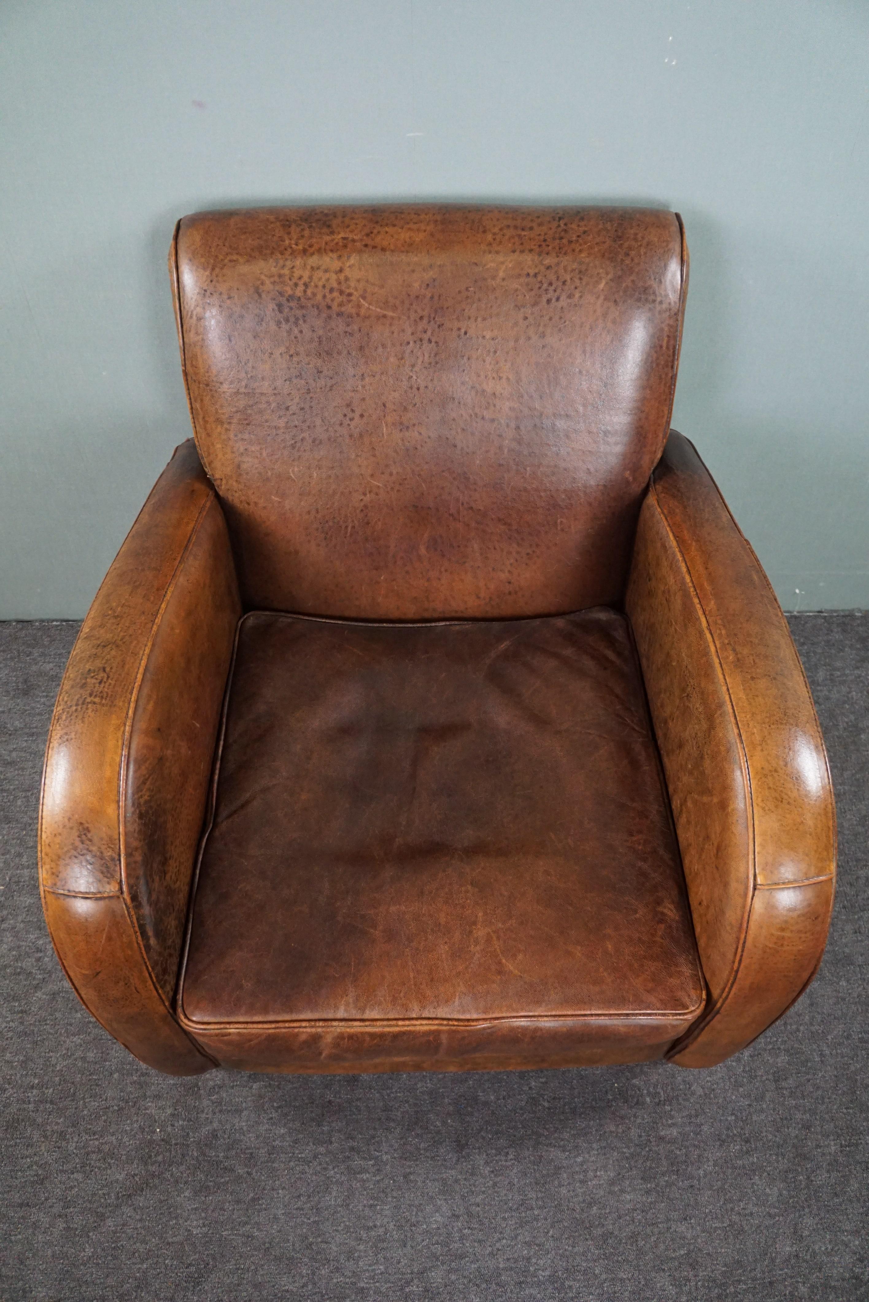Elegant entworfener, bequemer Sessel aus Schafsleder im Design im Angebot 1