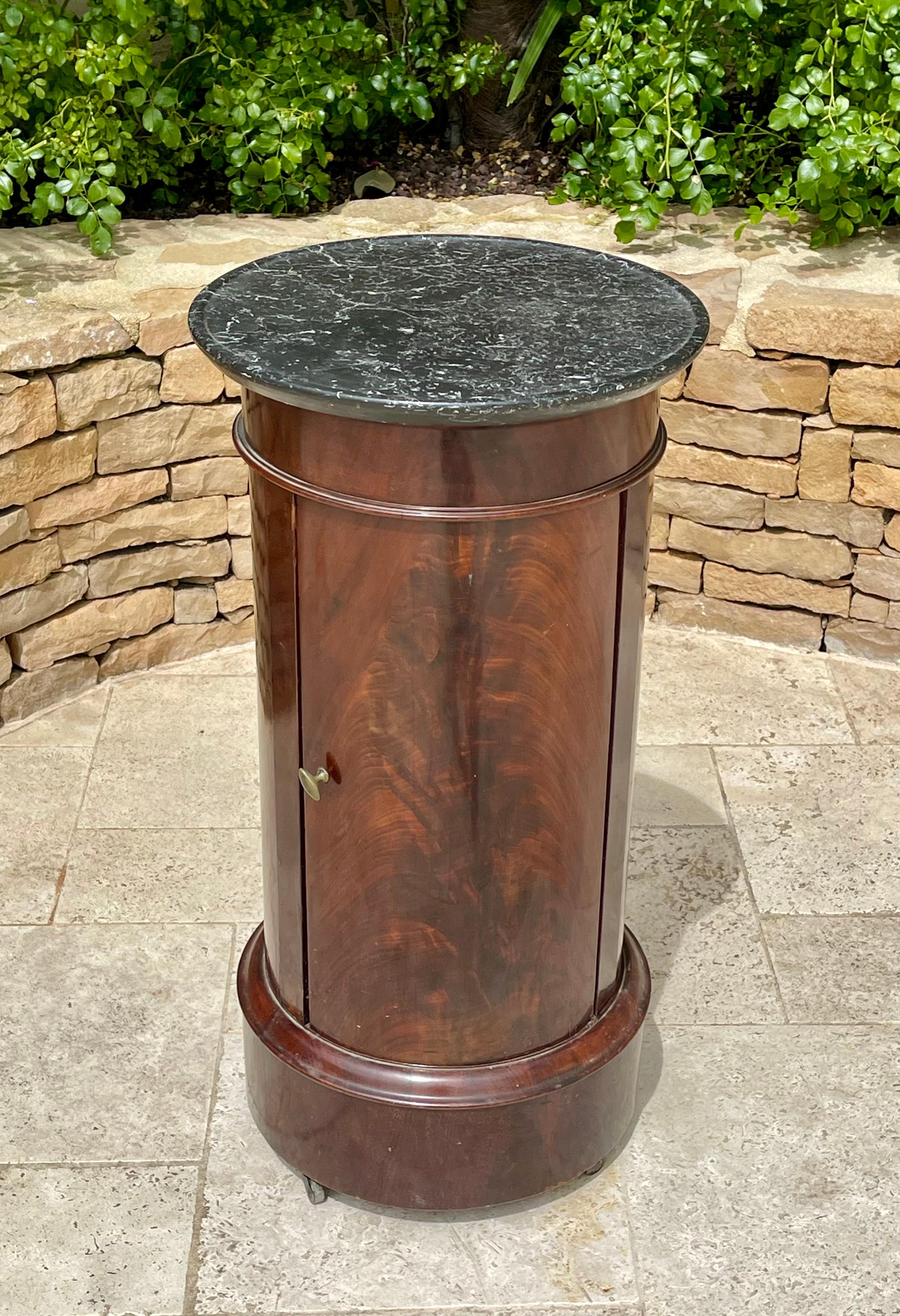 Empire period Cuban mahogany somno with grey Sainte Anne marble top. It opens to one door and is in good condition.

Dimensions
Height 83cm
Diameter 42.5cm