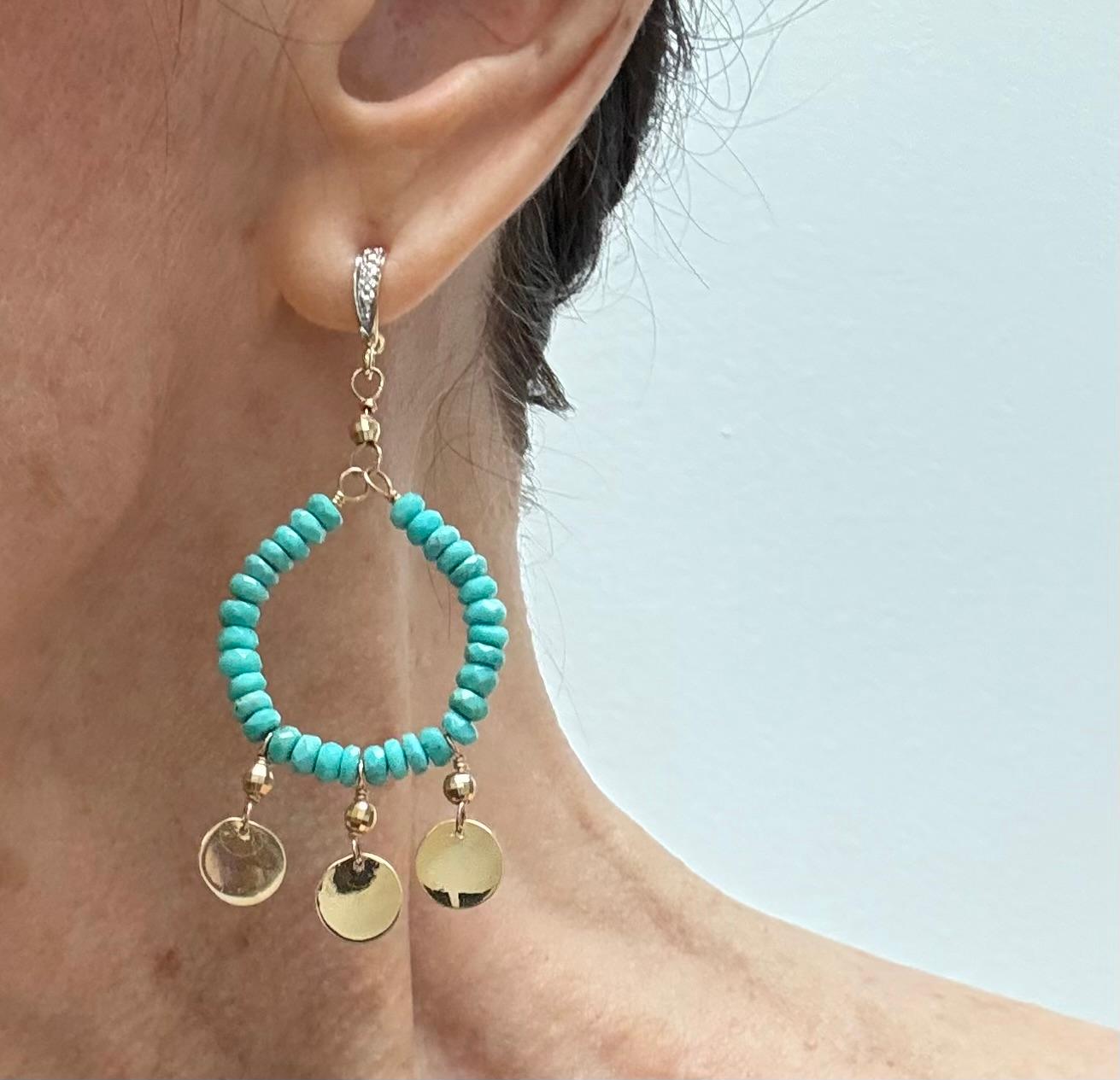 Beschreibung
Der leuchtende Dornröschen-Türkis ist mit baumelnden Scheiben aus 14-karätigem Gelbgold und facettierten Goldperlen gepaart, die alle an einem diamantbesetzten Pfosten hängen. Eine verspielte und doch raffinierte Variante des Boho-Chic,