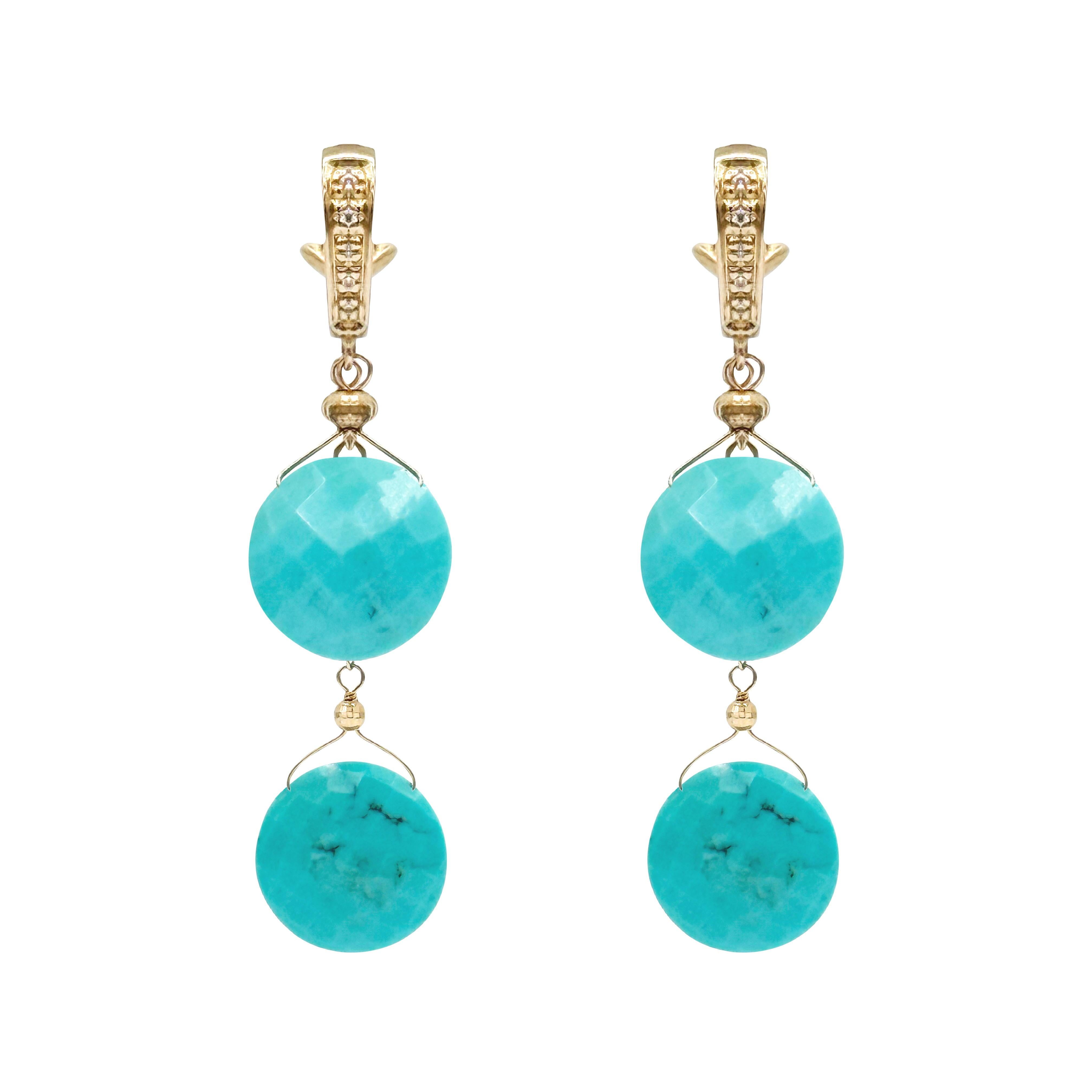 Descrizione
Straordinari e stravaganti, i dischi di turchese della Bella Addormentata, eccezionalmente rari e vibranti, ondeggiano con grazia su delicate catene in oro giallo 14k, sospese a montanti omega con diamanti per una maggiore facilità