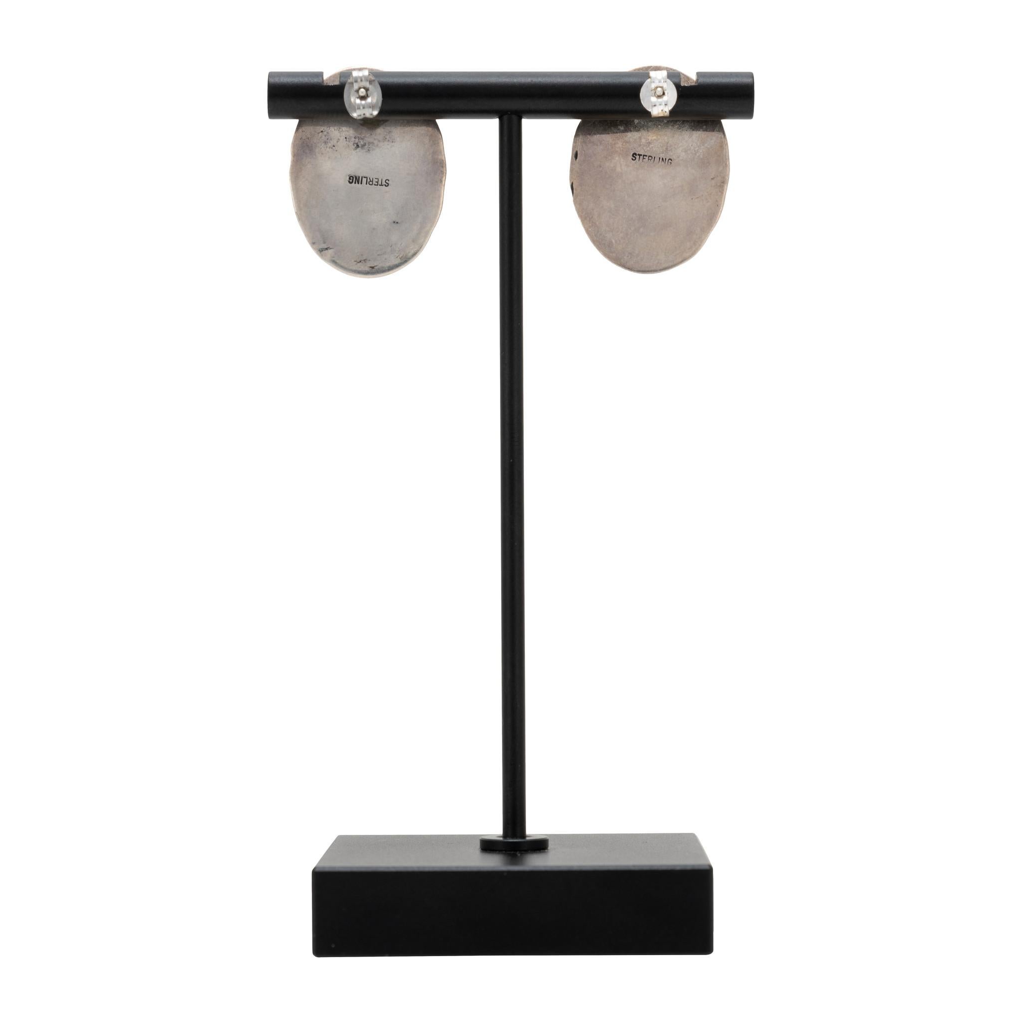 Orecchini a perno in turchese e argento sterling della Bella Addormentata. Grandi pietre di turchese con incastonatura a dente di sega, corda ritorta e doppio bordo tratteggiato. Le pietre sono di un blu intenso con una matrice molto chiara.