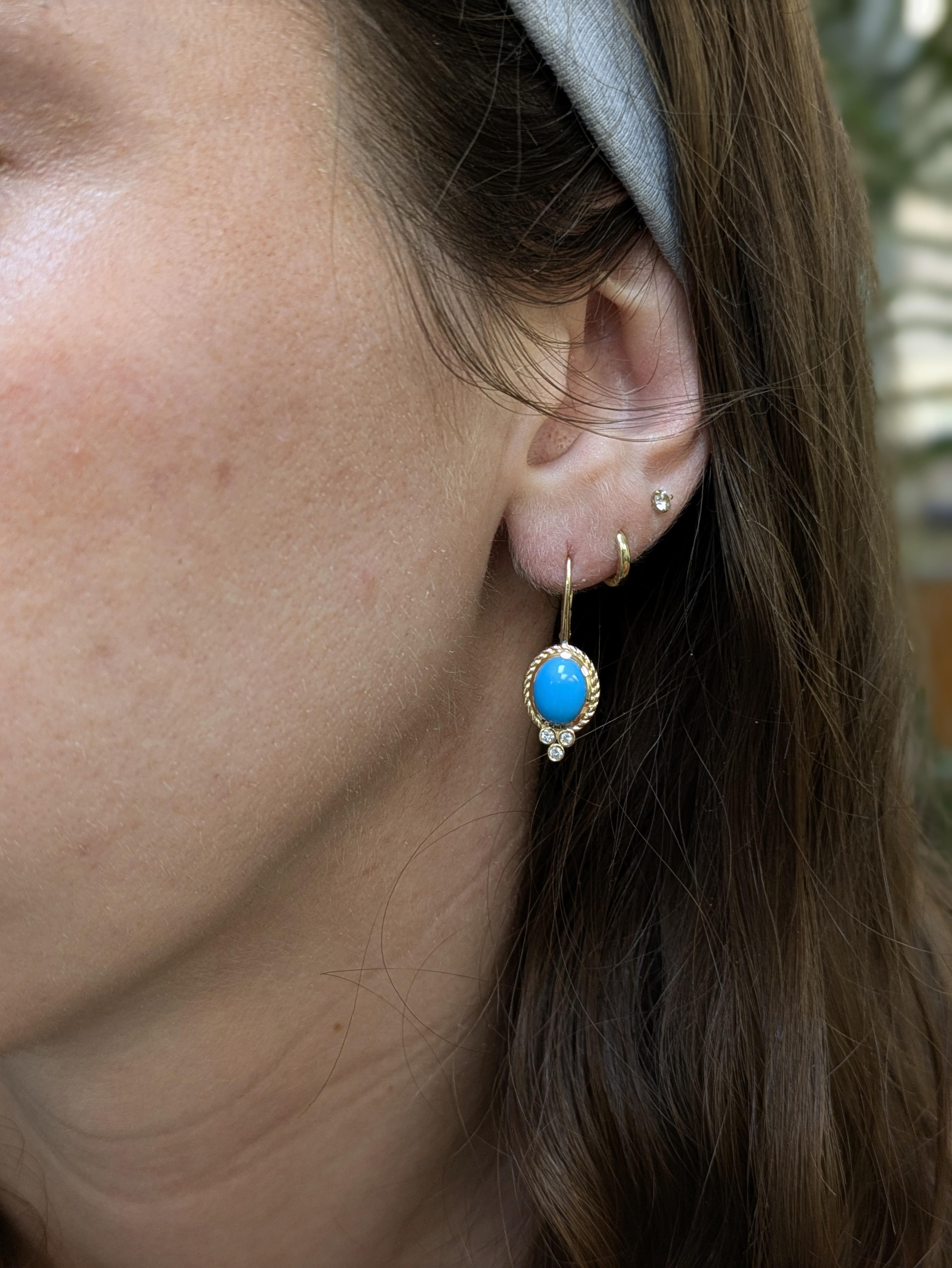 Questi eleganti orecchini presentano due pietre ovali di turchese Sleeping Beauty dell'Arizona da 3,45 carati, ciascuna delle quali misura 9 x 7 mm. Conosciute per la loro vivace tonalità celeste e la finitura liscia, le gemme sono incastonate in