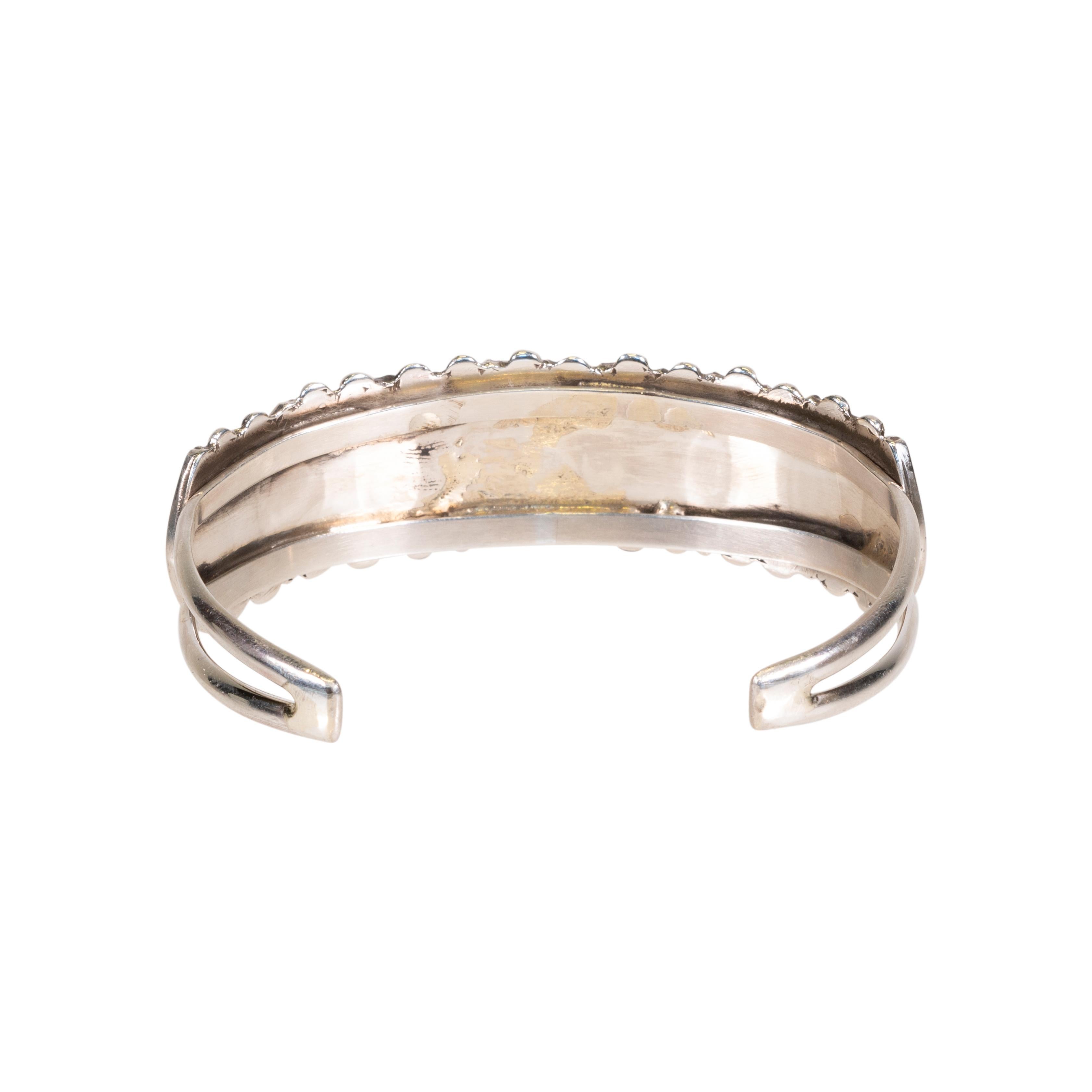 Bracciale a punto croce della Bella Addormentata in turchese e argento. Con otto pietre incastonate in una shadowbox con una barra di sterline in rilievo che separa ogni pezzo di turchese. Il bordo è impreziosito da decorazioni con perline in