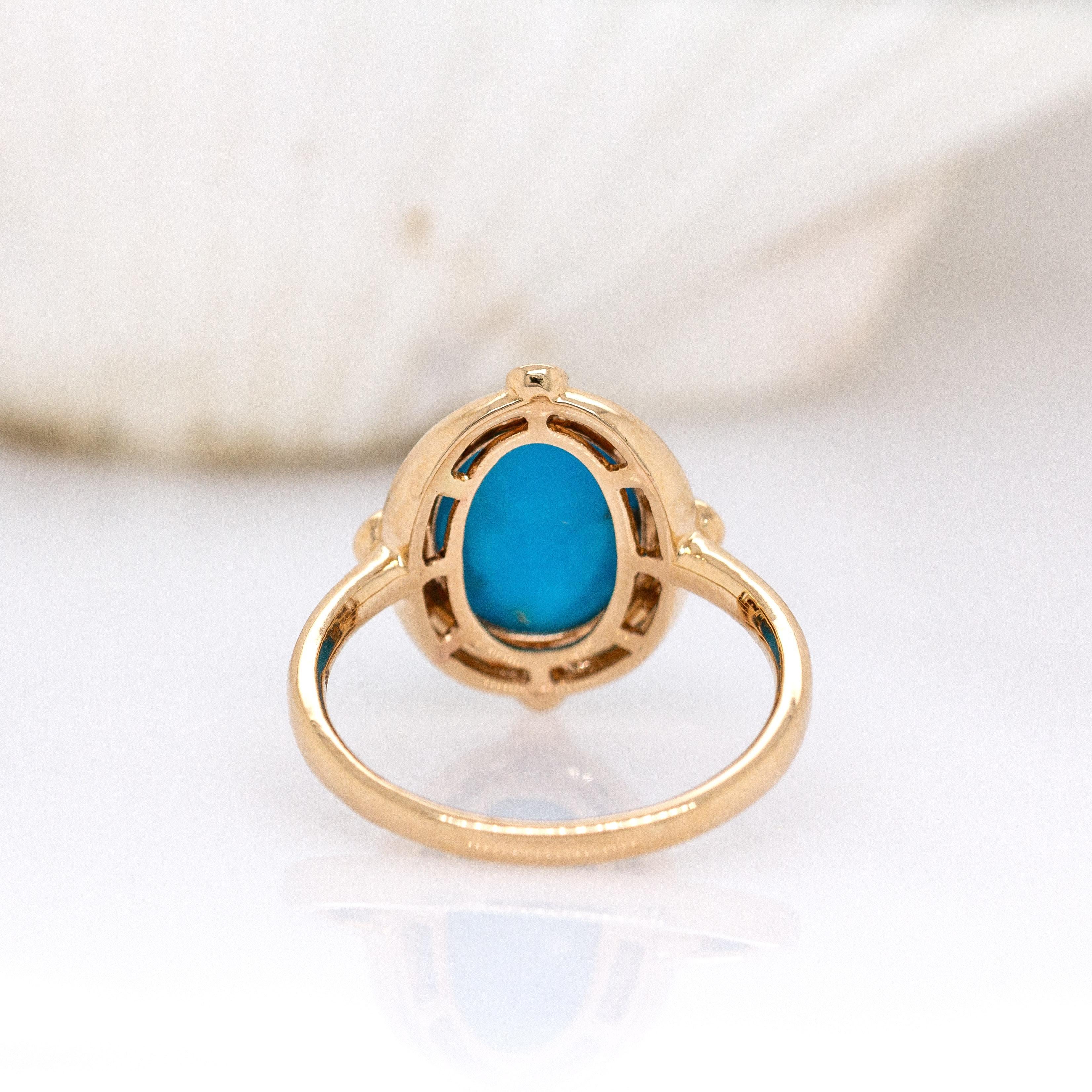 Questo squisito anello mette in mostra un turchese ovale Sleeping Beauty da 2,86 carati, che misura 11x9 mm, apprezzato per la sua vibrante tonalità celeste e il suo aspetto pulito. Incastonato in oro 14 carati (3,05 g), il centrotavola è