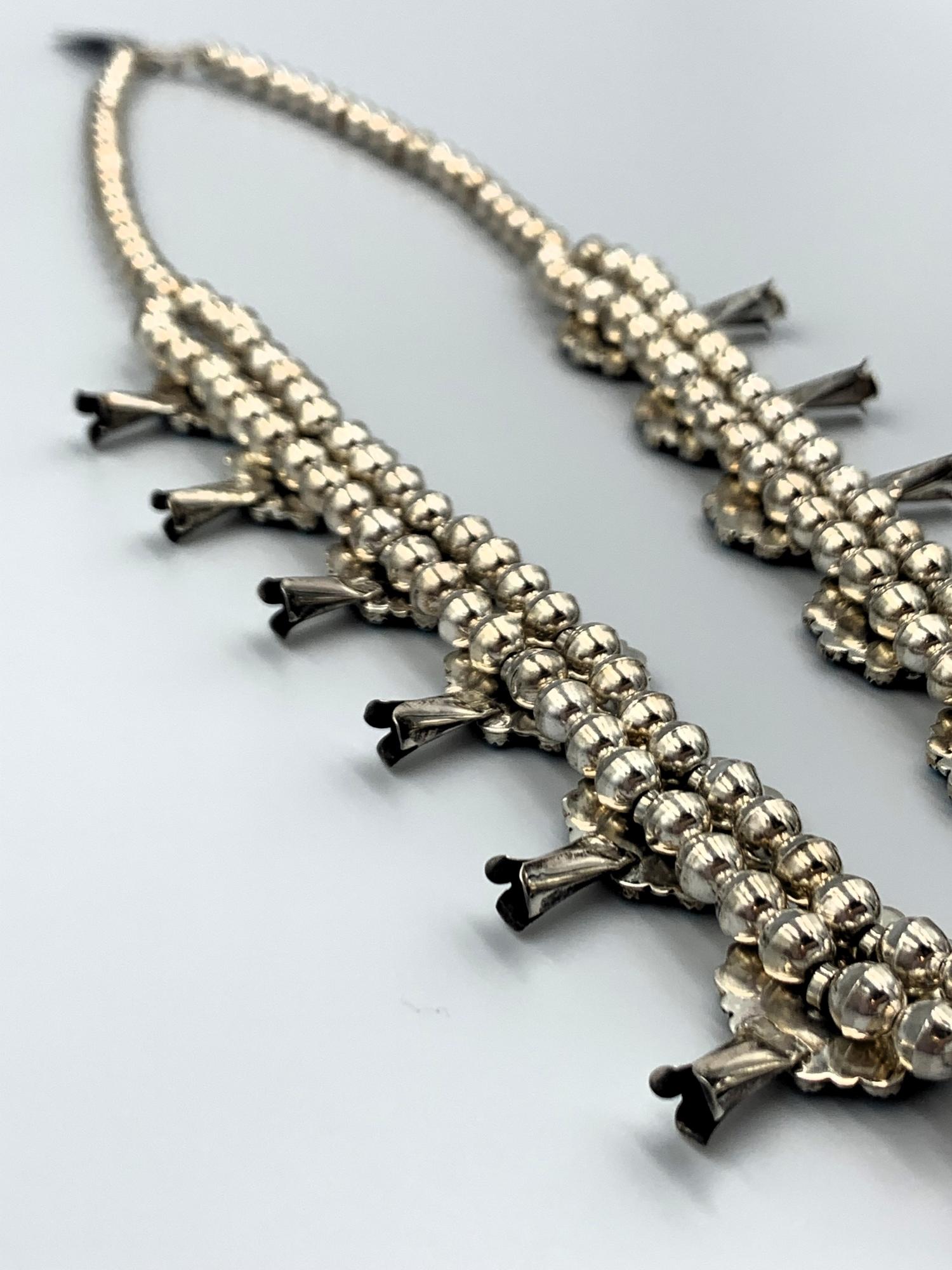 Türkis-Squash-Blumen-Halskette und Ohrring-Set von Violet Nez, schlafende Schönheit im Angebot 9