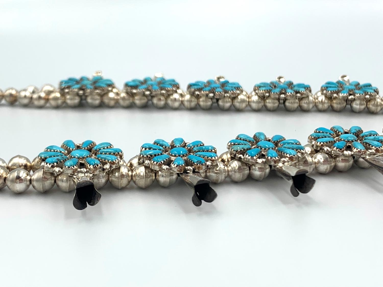 Türkis-Squash-Blumen-Halskette und Ohrring-Set von Violet Nez, schlafende Schönheit im Angebot 3