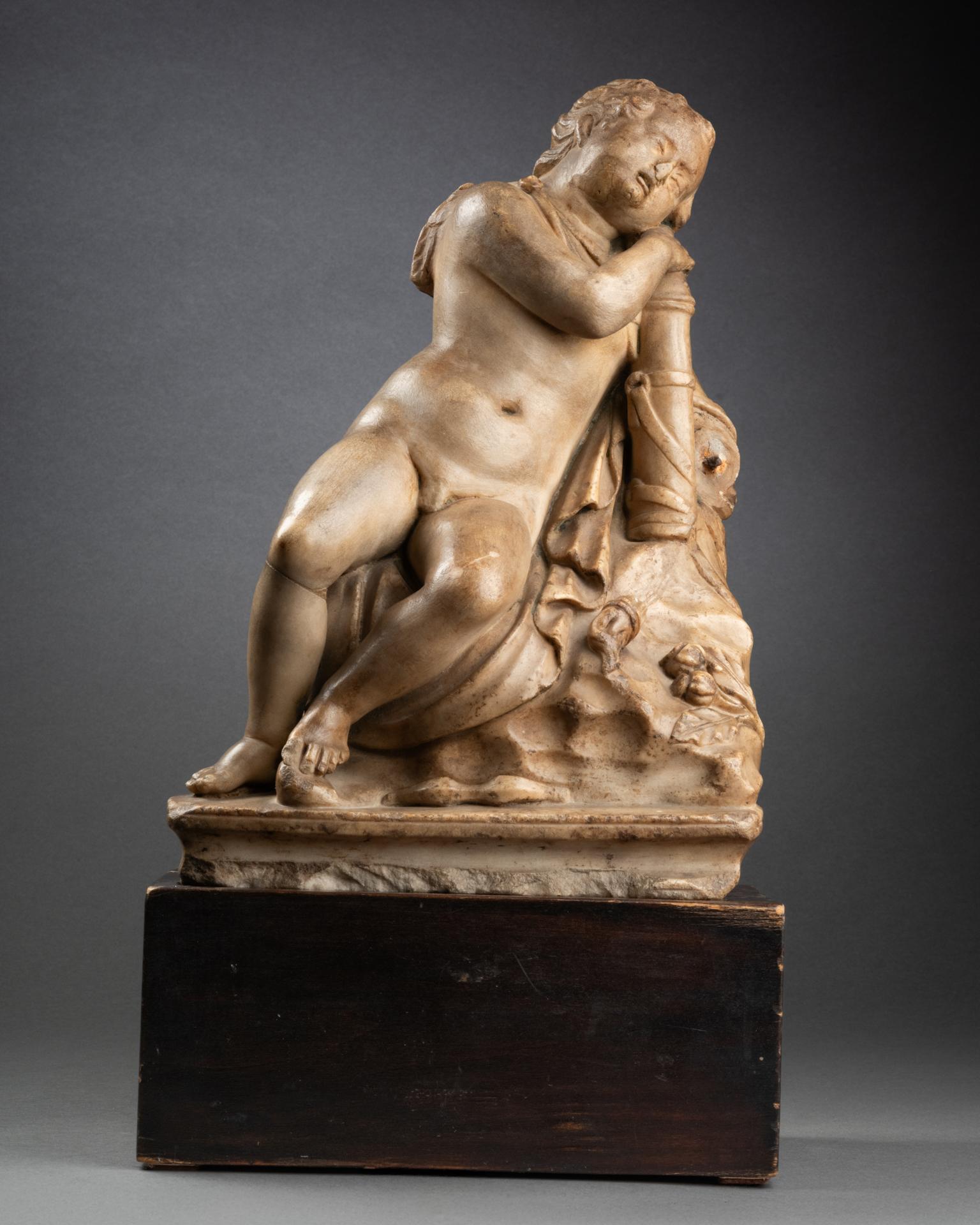 Eros dormiente
Roma, XVI secolou2028
Marmo di Carrara, su base di legnou2028 di un'antica collezione
31 × 44 x 17 cm

Ricavata da un pregiato blocco di marmo di Carrara, questa scultura raffigura Eros addormentato, il suo corpo giovanile reclinato