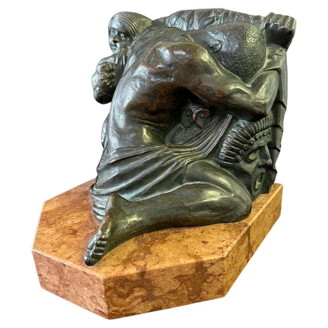 Serre-livres allégorique en bronze « Figure masculine allongée » avec nu, hibou, masque et enfant
