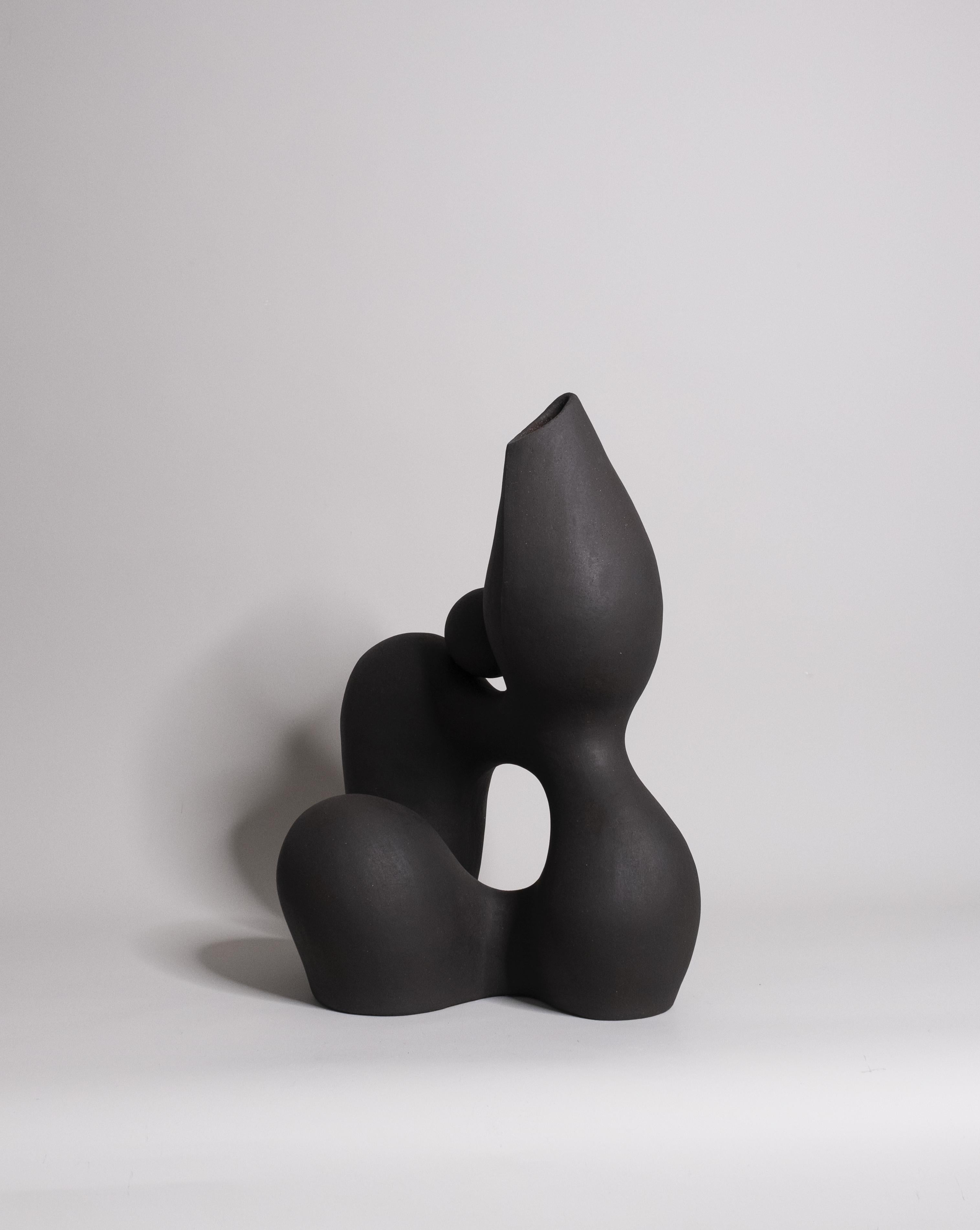 A. Stone II di Terre Brute
Dimensioni: 47 x 36 x 25 cm
Materiali: Gres nero non smaltato.

