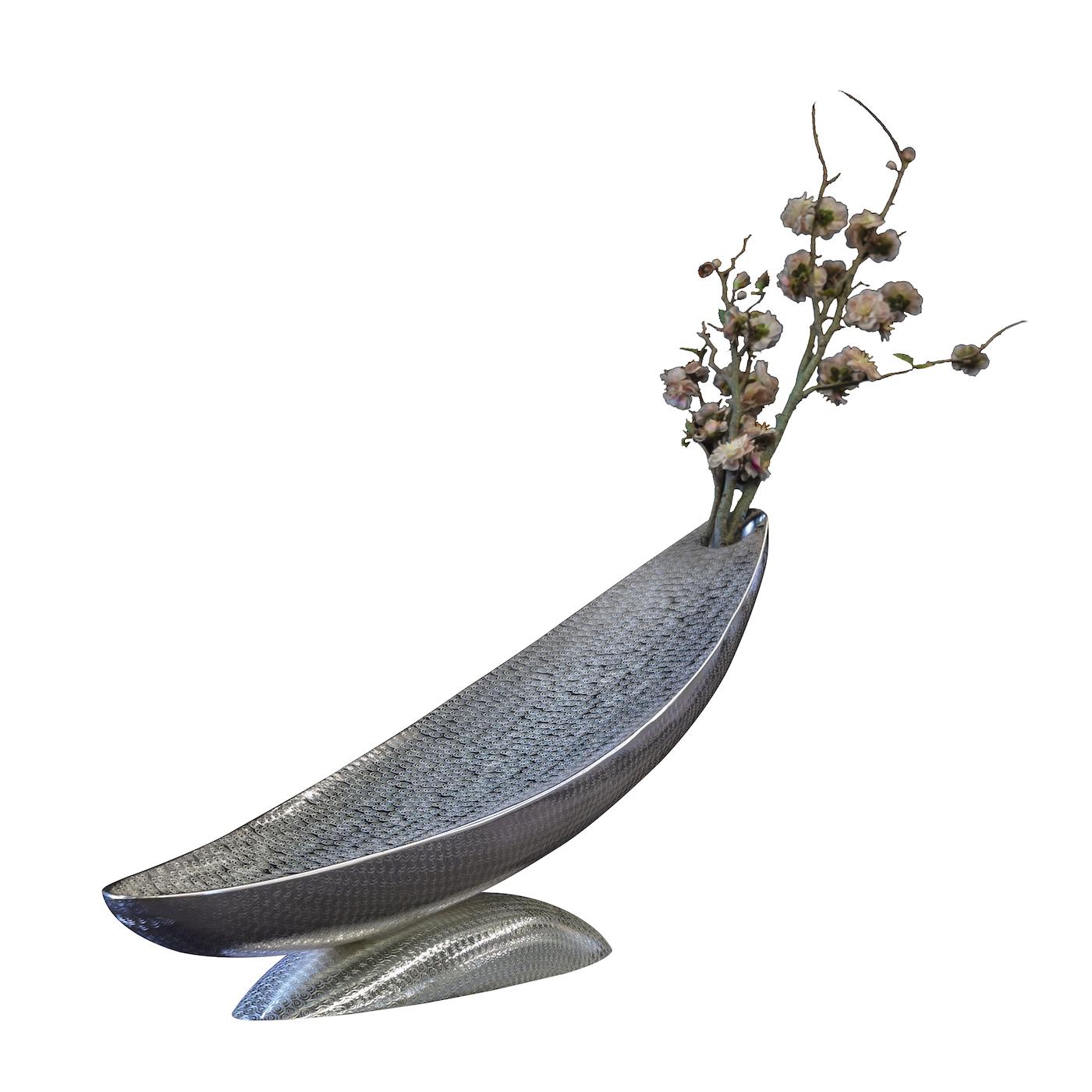 This striking vase can double as centrepiece or sculptural decoration, to add modern elegance to an entryway, a living room, or a dining room. Inspired by the moon as seen when rising, its welcoming concave silhouette rests on a semi-spherical base.