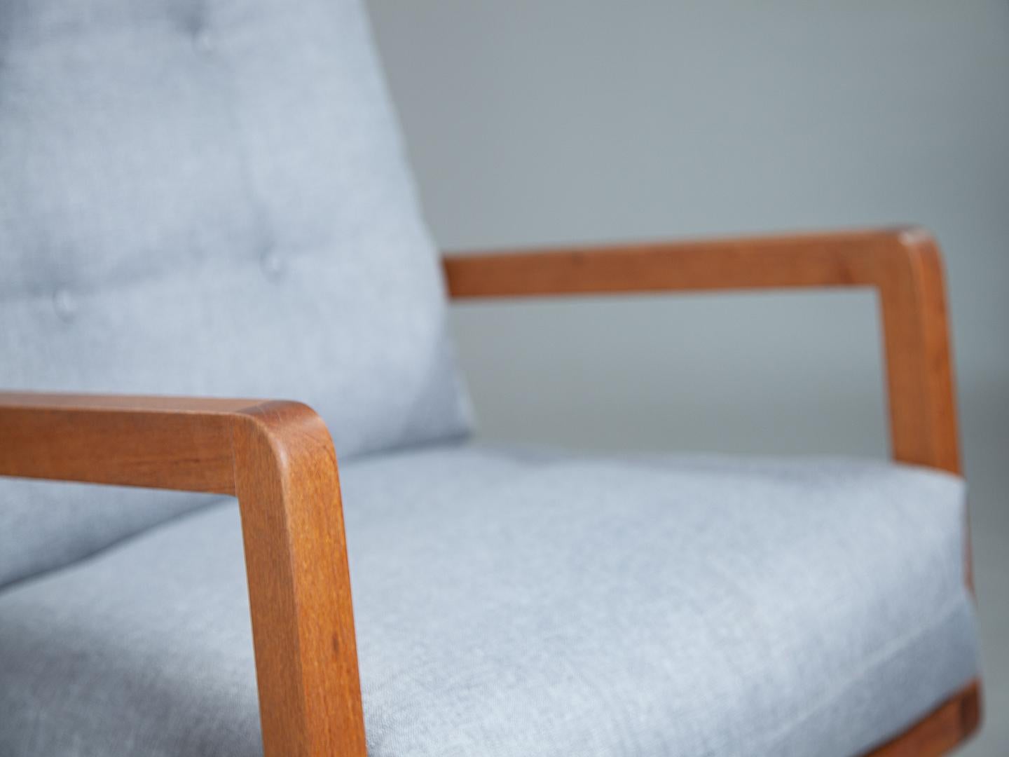 Sleepy Rocking Chair in Brazilian Solid Wood with a rocking footstool In New Condition For Sale In São Paulo, SP