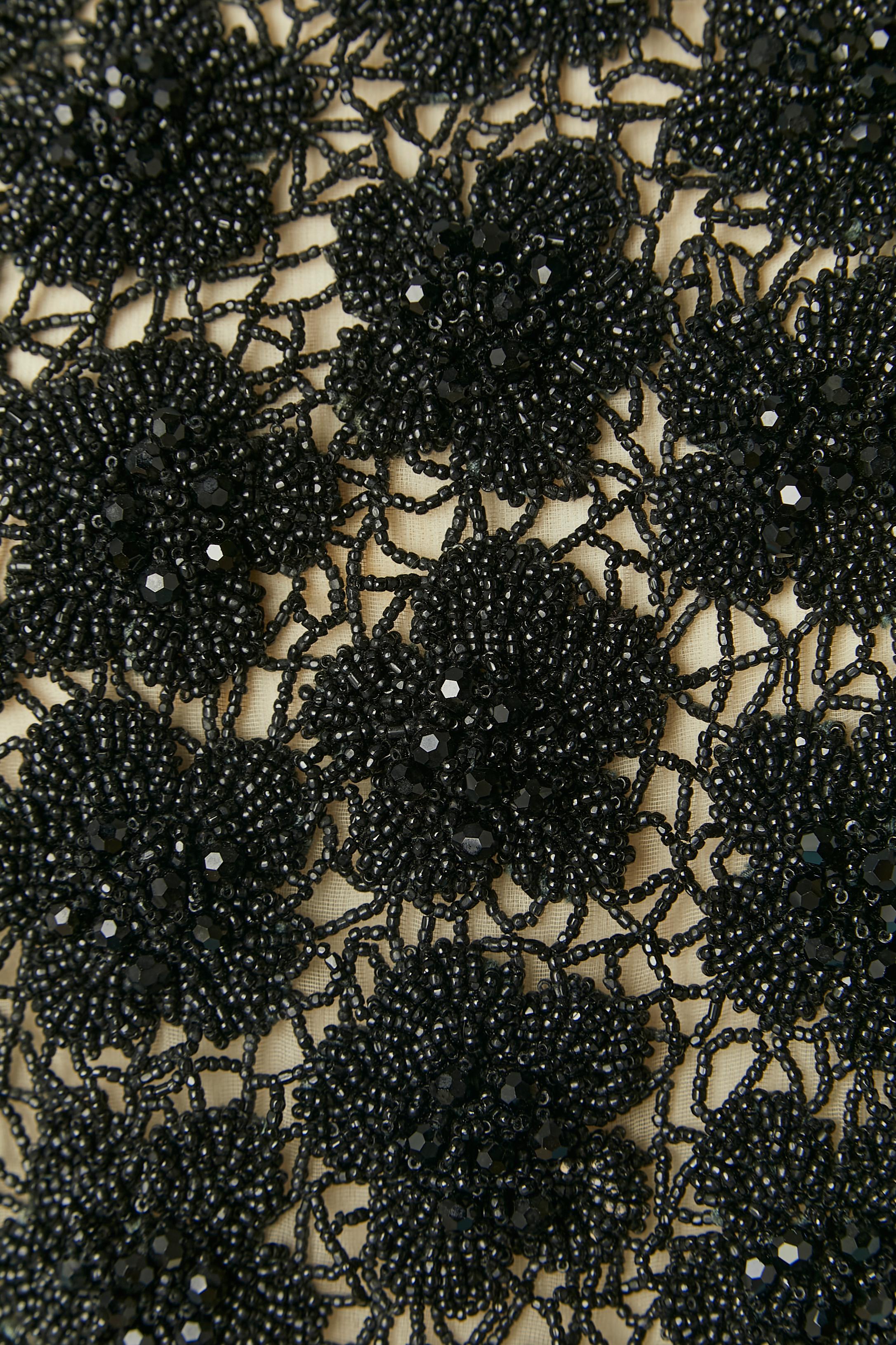Sleeveless beaded top with hook&eye closure on the back. Off-white lining.
SIZE M 