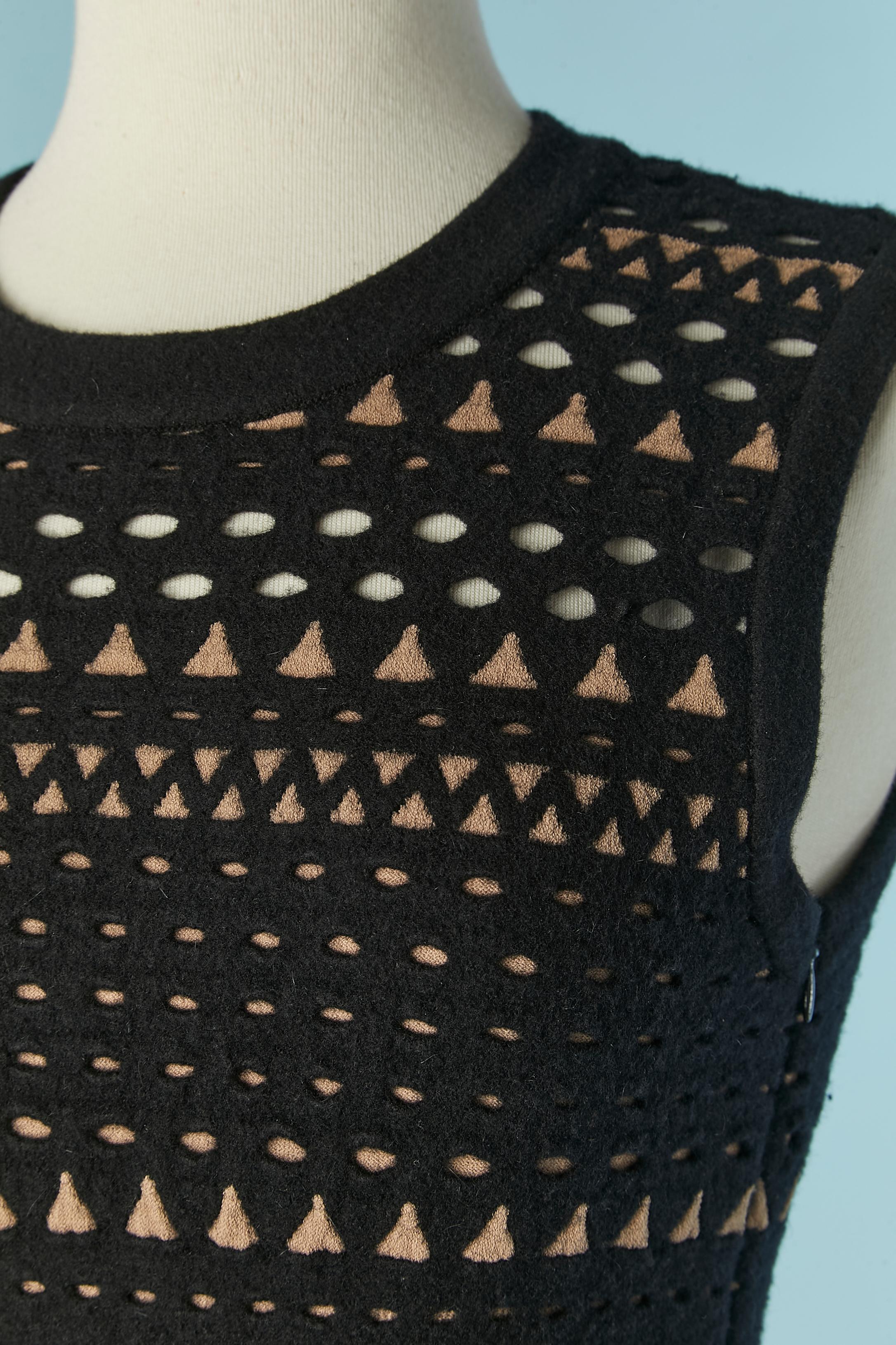 Abito senza maniche in maglia jacquard nera e velata. Composizione del tessuto: 38% lana, 22% rayon, 18% angora, 18% nylon, 4% poliestere. Zip invisibile sul lato sinistro. 
In alcune parti è trasparente.
TAGLIA S 