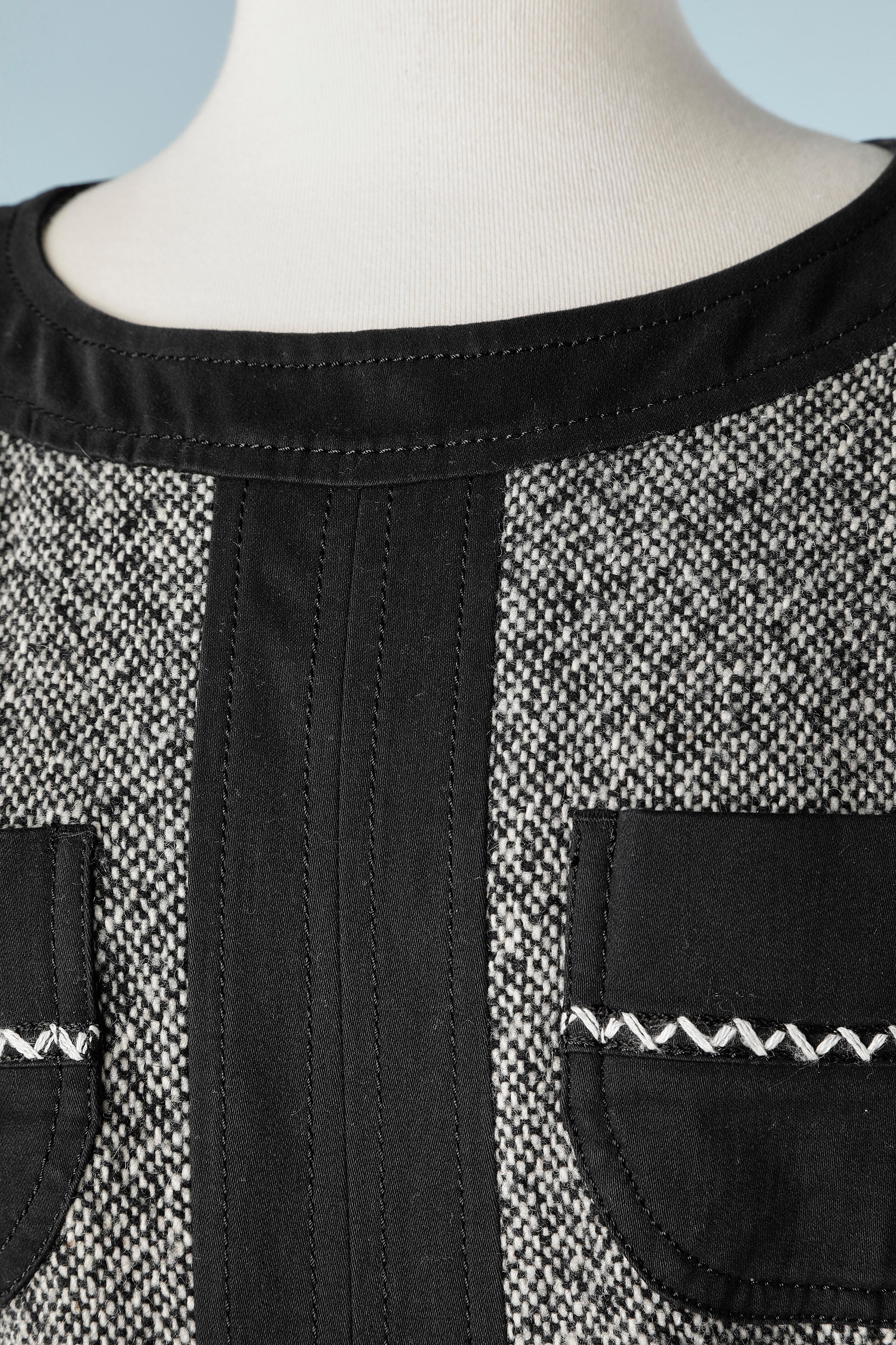 Gris Robe sans manches en tweed noir et blanc avec poches en coton noir Jeans Versace en vente
