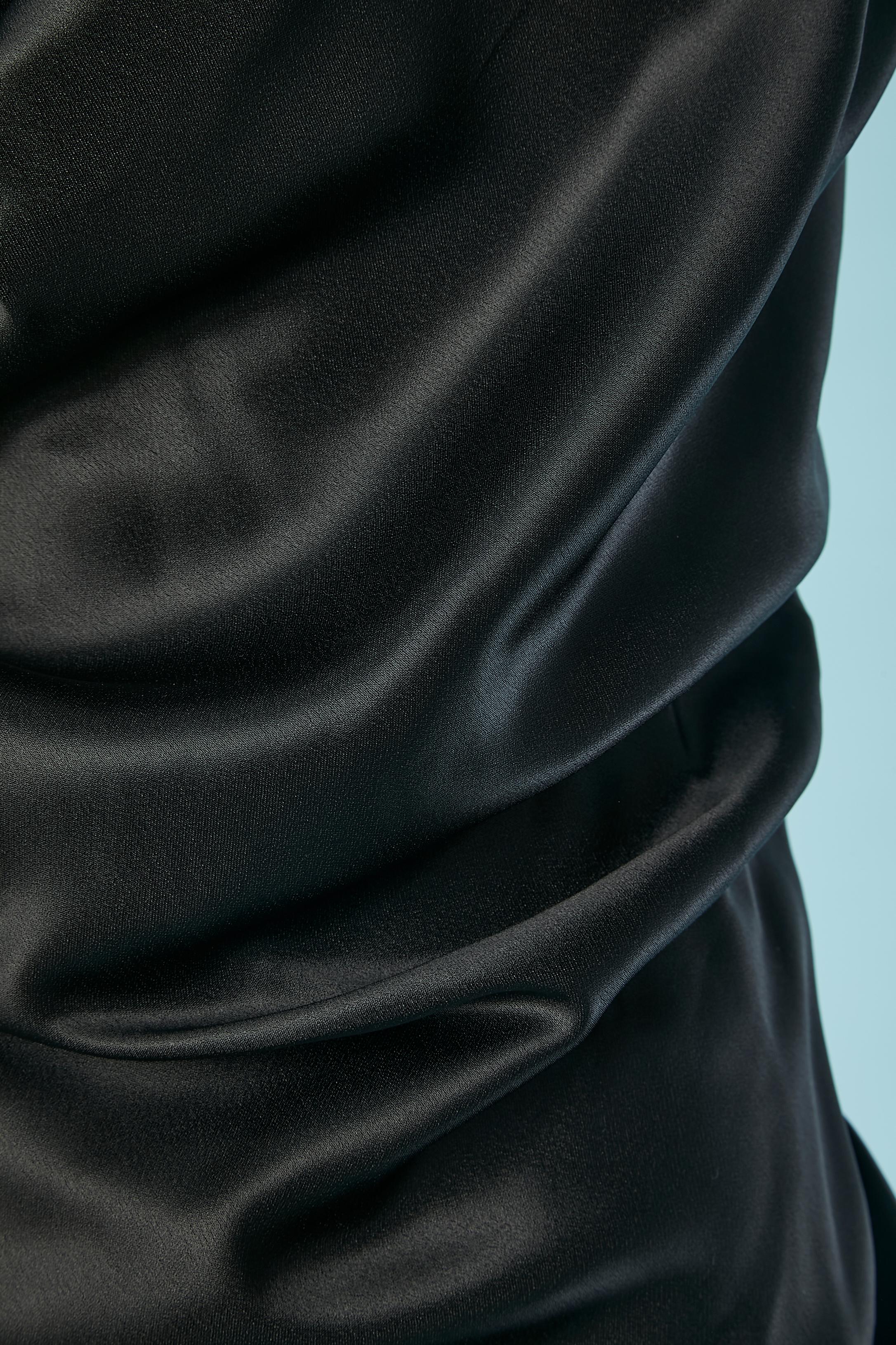 Ärmelloses, schwarzes, drapiertes Satin-Cocktailkleid . Zusammensetzung des Hauptgewebes: 60% Acetat, 40% Viskose. Innenfutter aus Viskose mit Markenzeichen. 
Unsichtbarer Reißverschluss auf der linken Seite. 
SIZE 42 (It) 38 (Fr) M 