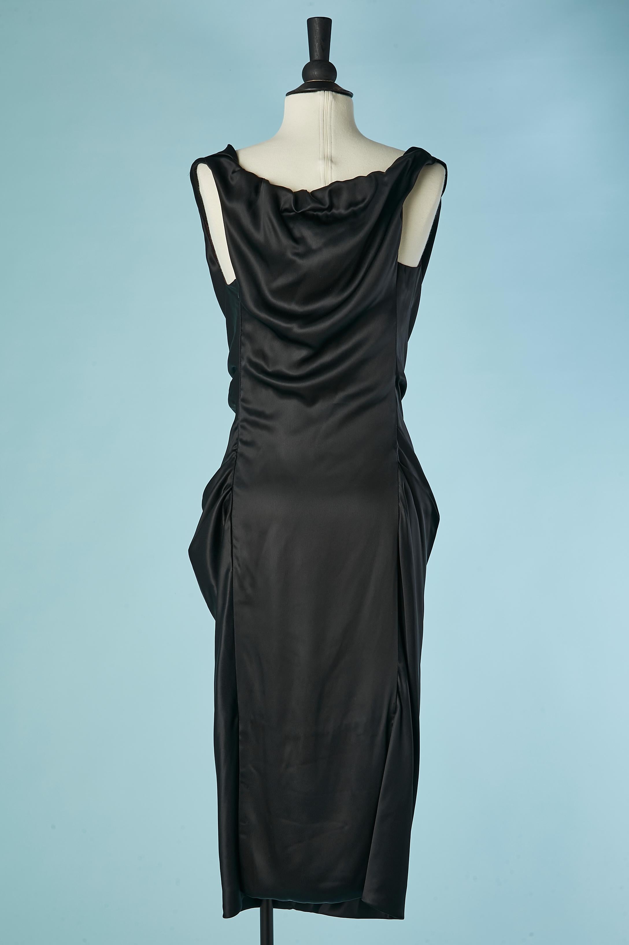 Ärmelloses schwarzes Satin drapiertes Cocktailkleid Vivienne Westwood Neu mit Etikett im Angebot 2