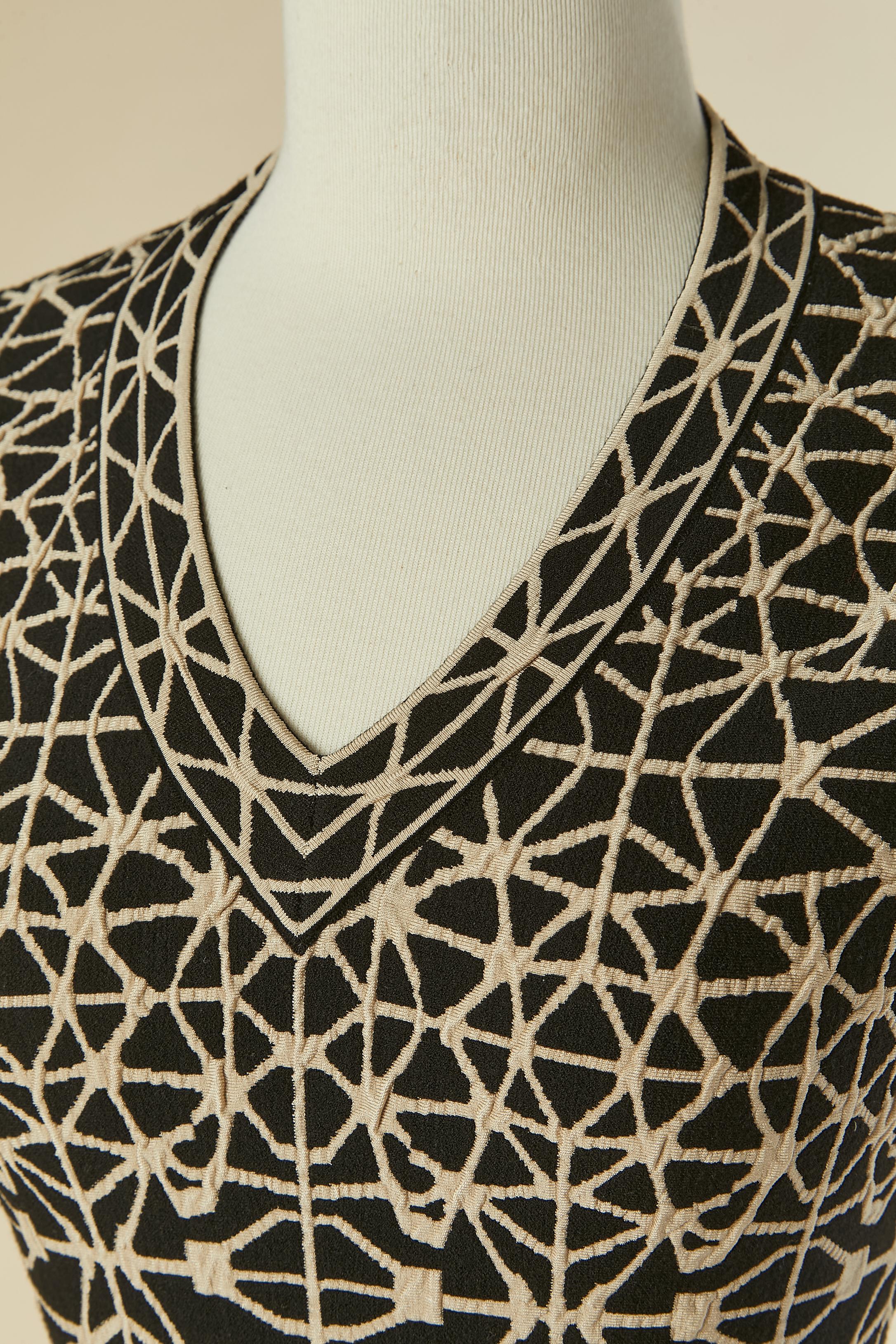 Ärmelloses Cocktailkleid mit grafischem Muster. Zusammensetzung des Stoffes: 45% Viskose, 25% Wolle, 20% Nylon, 6% Polyester, 4% Stretch. 
Schlitzverschluss auf dem mittleren Rücken. 
GRÖSSE 38 (It) 34 (Fr) XS 
