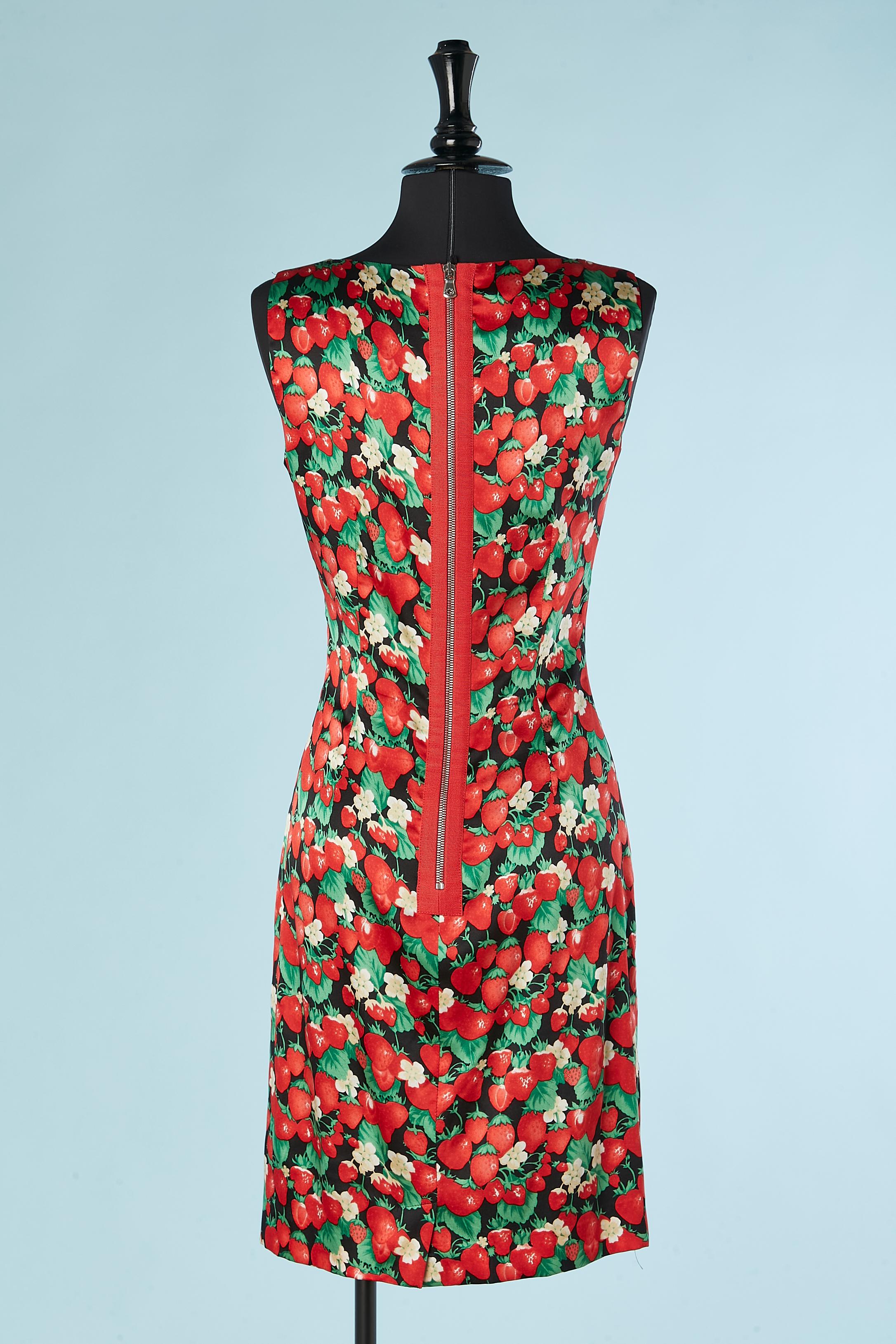 Sleeveless cocktail dress with strawberry print Dolce & Gabbana In Excellent Condition For Sale In Saint-Ouen-Sur-Seine, FR