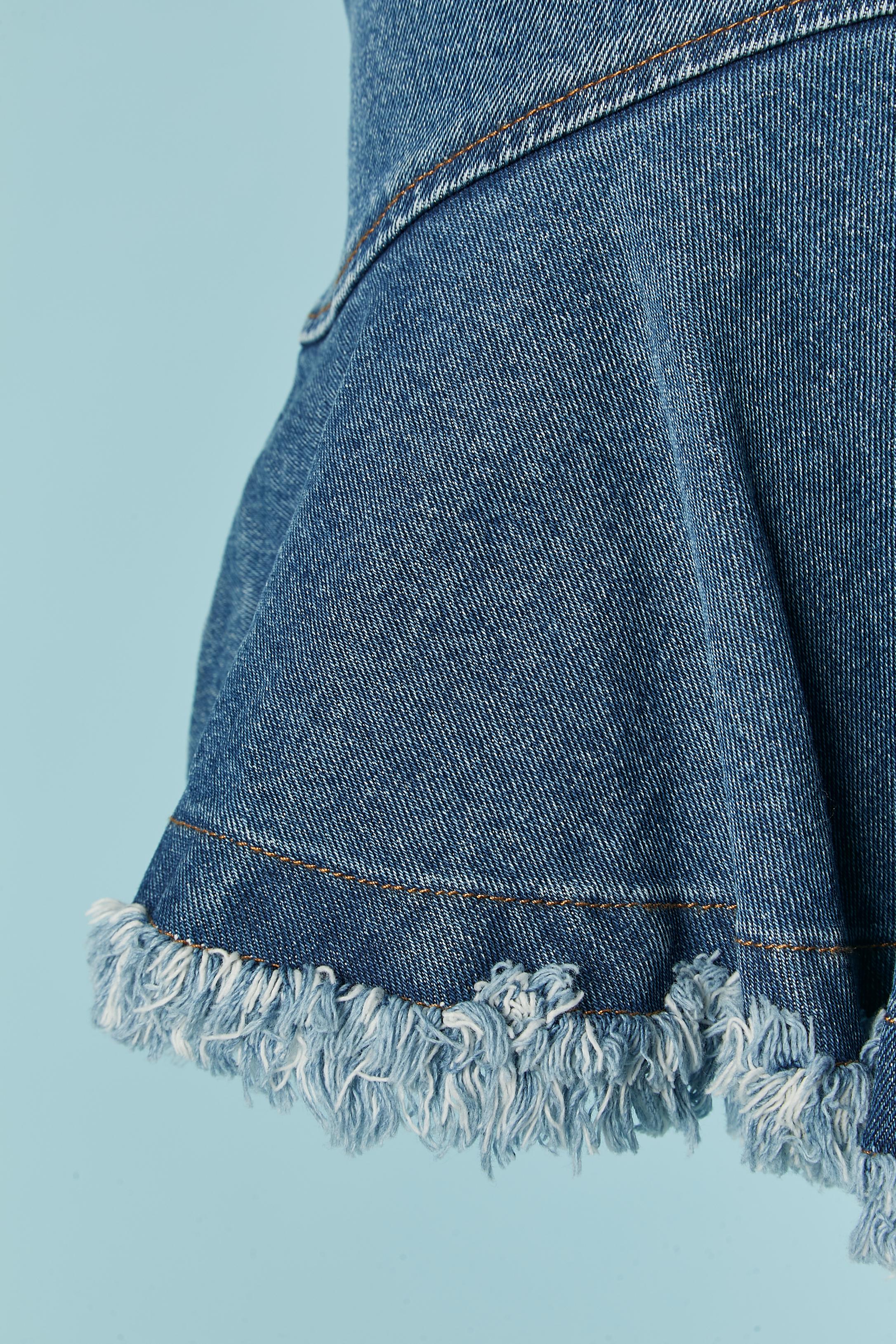 Ärmelloses Denim-Kleid mit Fransen. Zusammensetzung des Stoffes: 98% Baumwolle, 2% Elastan
Reißverschluss in der Mitte des Rückens mit Marken-Reißverschluss. Schnittarbeiten. Schnappverschluss mit Markenzeichen
GRÖSSE 40 (It) XS 