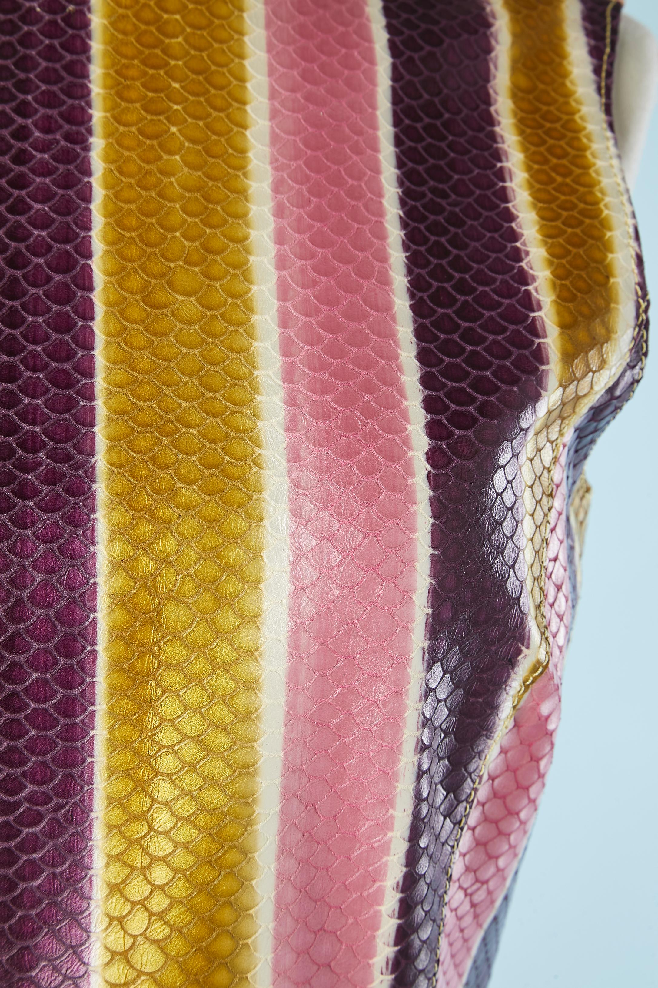 Sans manches  robe en cuir avec motif python et rayures. Doublure en acétate. Fermeture éclair marquée au milieu du dos (de haut en bas) 
TAILLE 40 (M-One) M