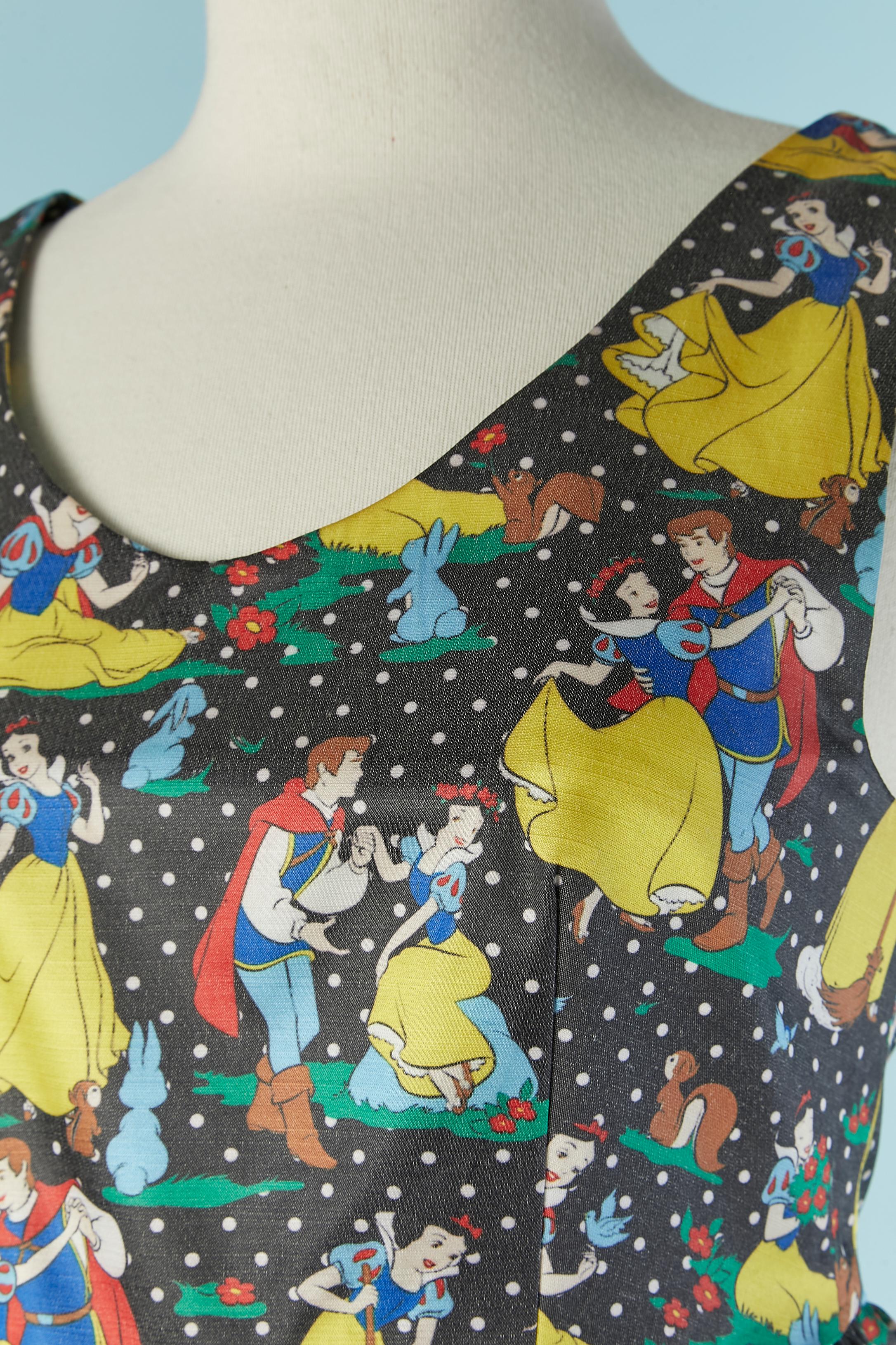 Sleeveless dress with White Snow print. Shell fabric composition: 73% cotton, 23% polyester. Branded Lining composition: 100% rayon. 
Pocket on both side with zip closure. Gather around the waist. Zip closure on the middle back. 
SIZE 38 / M 