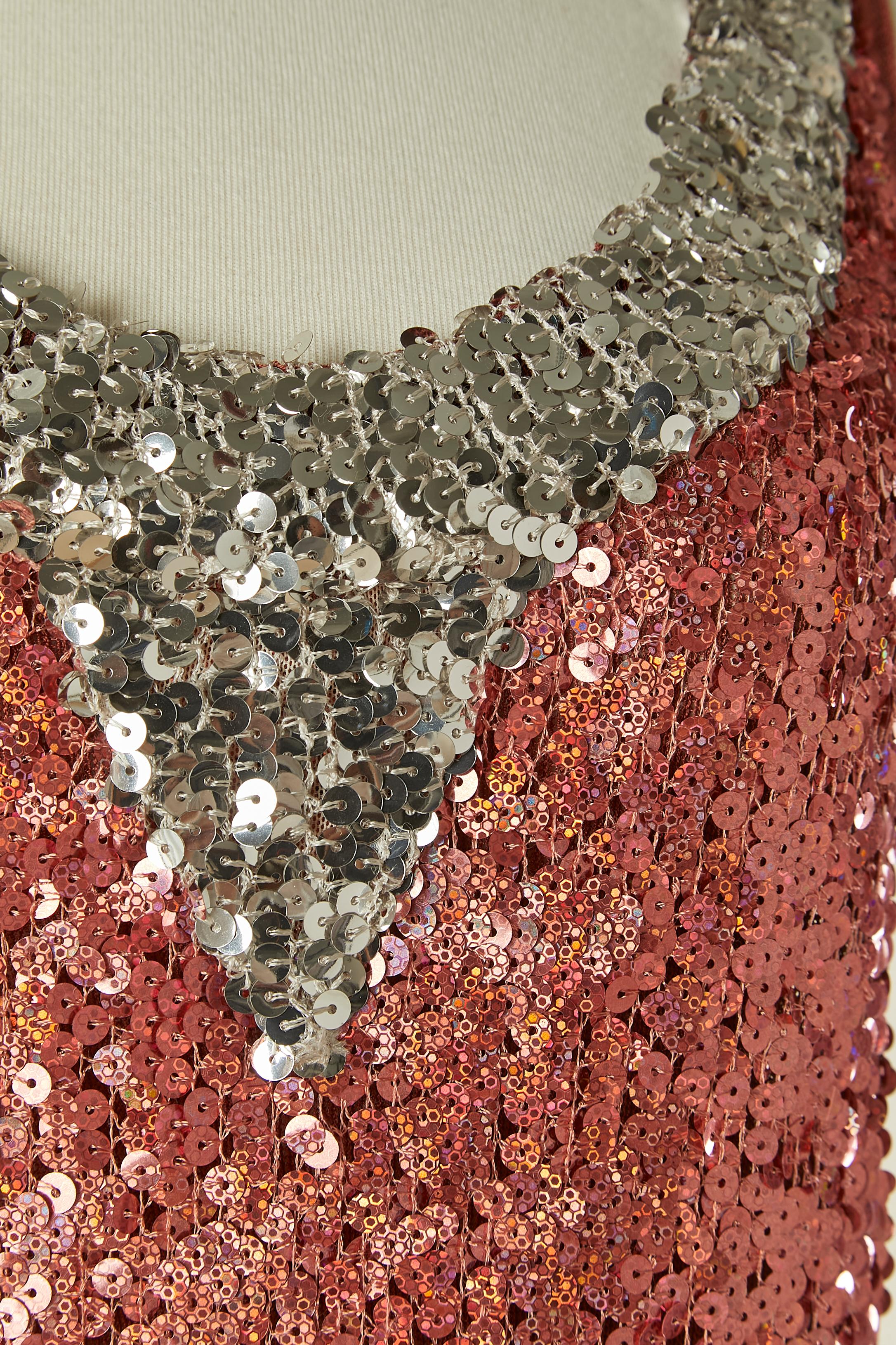 Robe de soirée sans manches en maille et paillettes roses. Composition principale du tricot : 58% rayonne, 42% coton. Fil supplémentaire fourni.
TAILLE M 