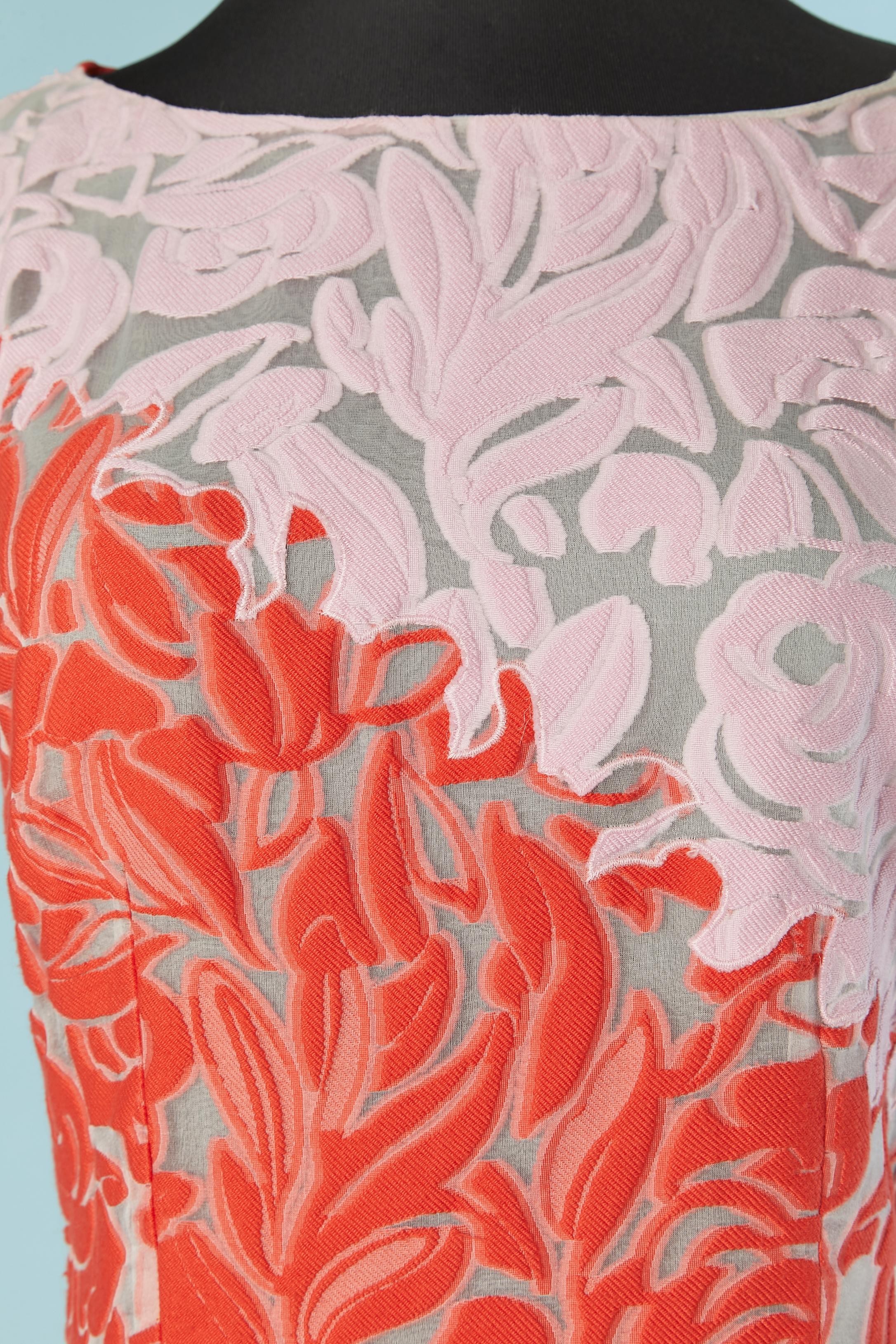 Sleeveless evening dress with pink and red guipure and flower pattern. Main fabric composition: 93% rayon, 7% elastane. Lining composition:65% acetate, 35% nylon. Guipure composition: silk and cotton. 
Invisible zip closure on the middle back +