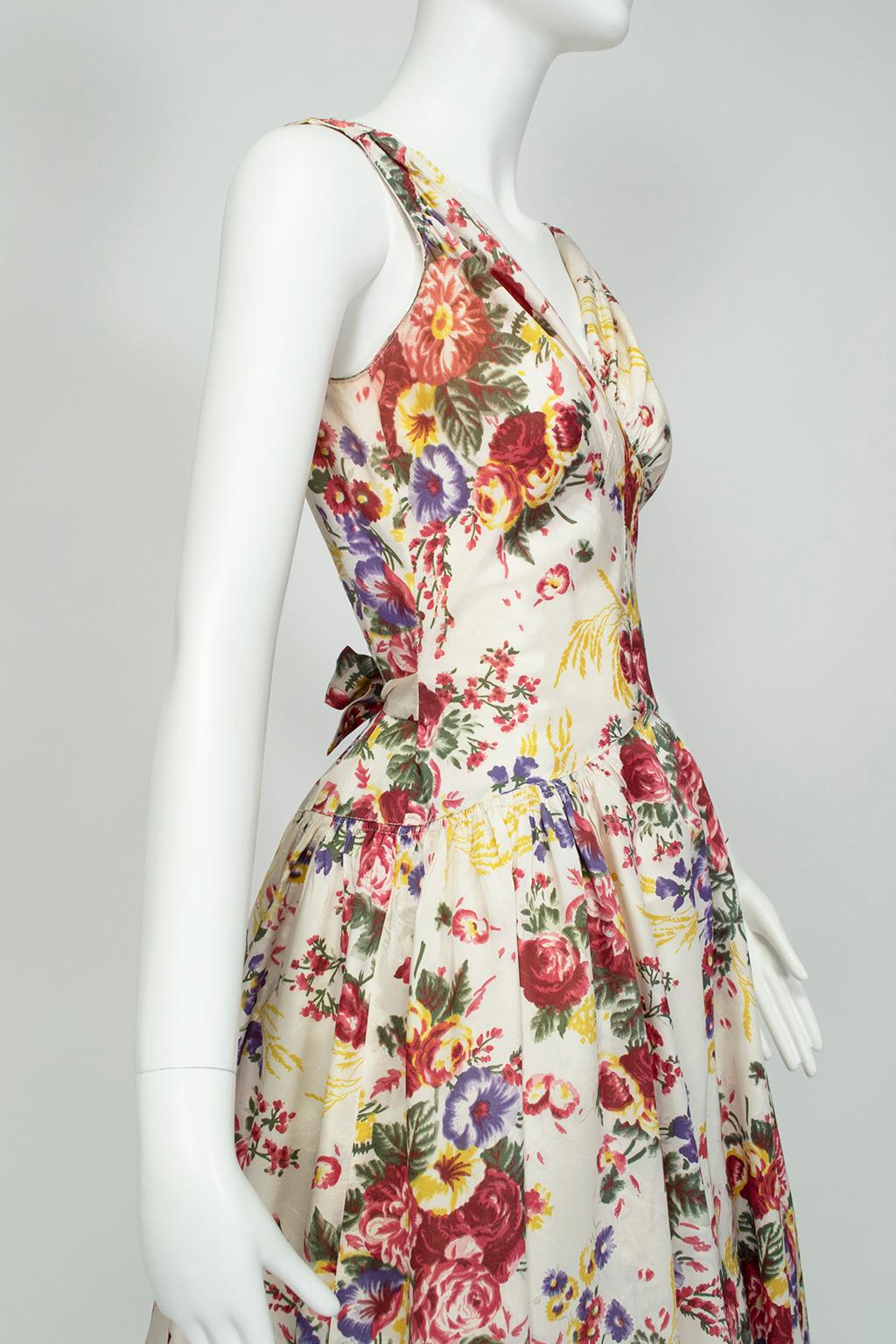 Sleeveless Floral Sweetheart Patio Gown Sundress with Full Skirt – XXS, 1930s In Fair Condition In Tucson, AZ