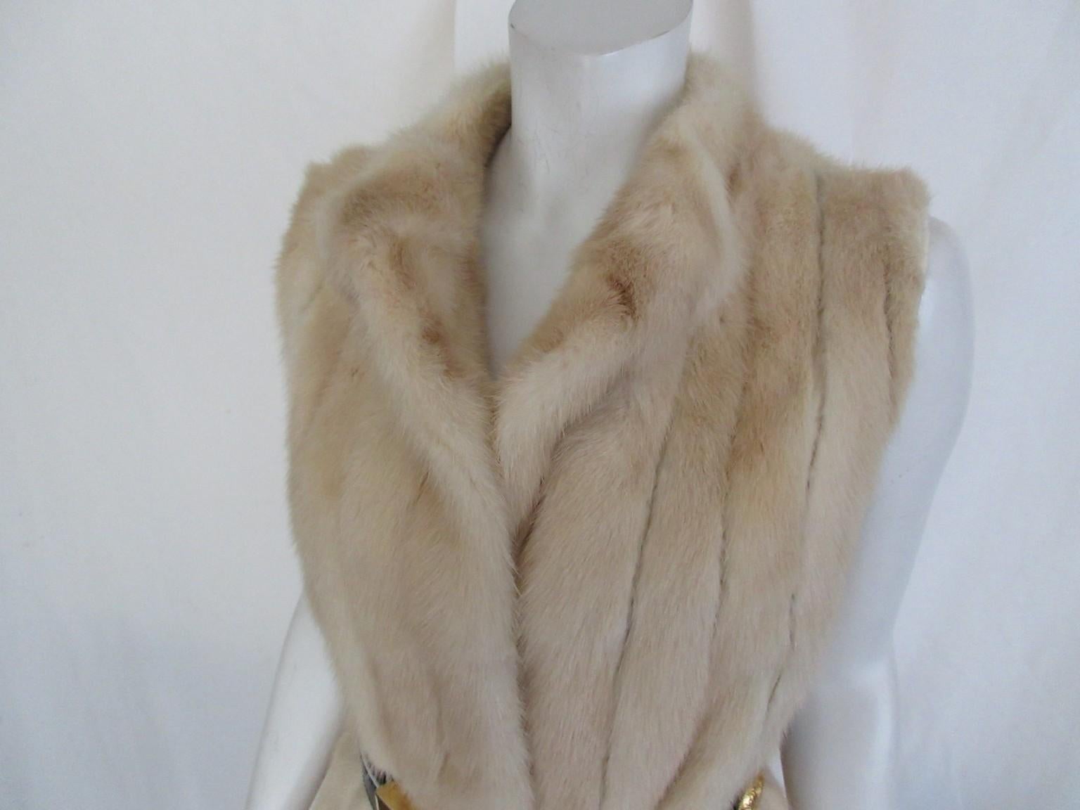 Esclusivo gilet senza maniche in pelliccia di visone vintage 

Offriamo altri articoli di pellicceria esclusivi, guarda il nostro frontstore

Colore:
Da indossare sopra un maglione, una giacca di jeans o una giacca di pelle.
con 3 ganci di