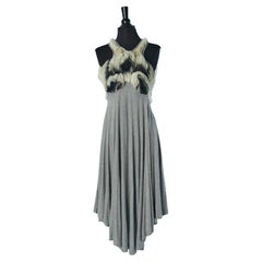 Ärmelloses Kleid aus grauem Jersey mit organzafarbener Krawatte und Krawatte und Rüschen ALEXANDER McQUEEN