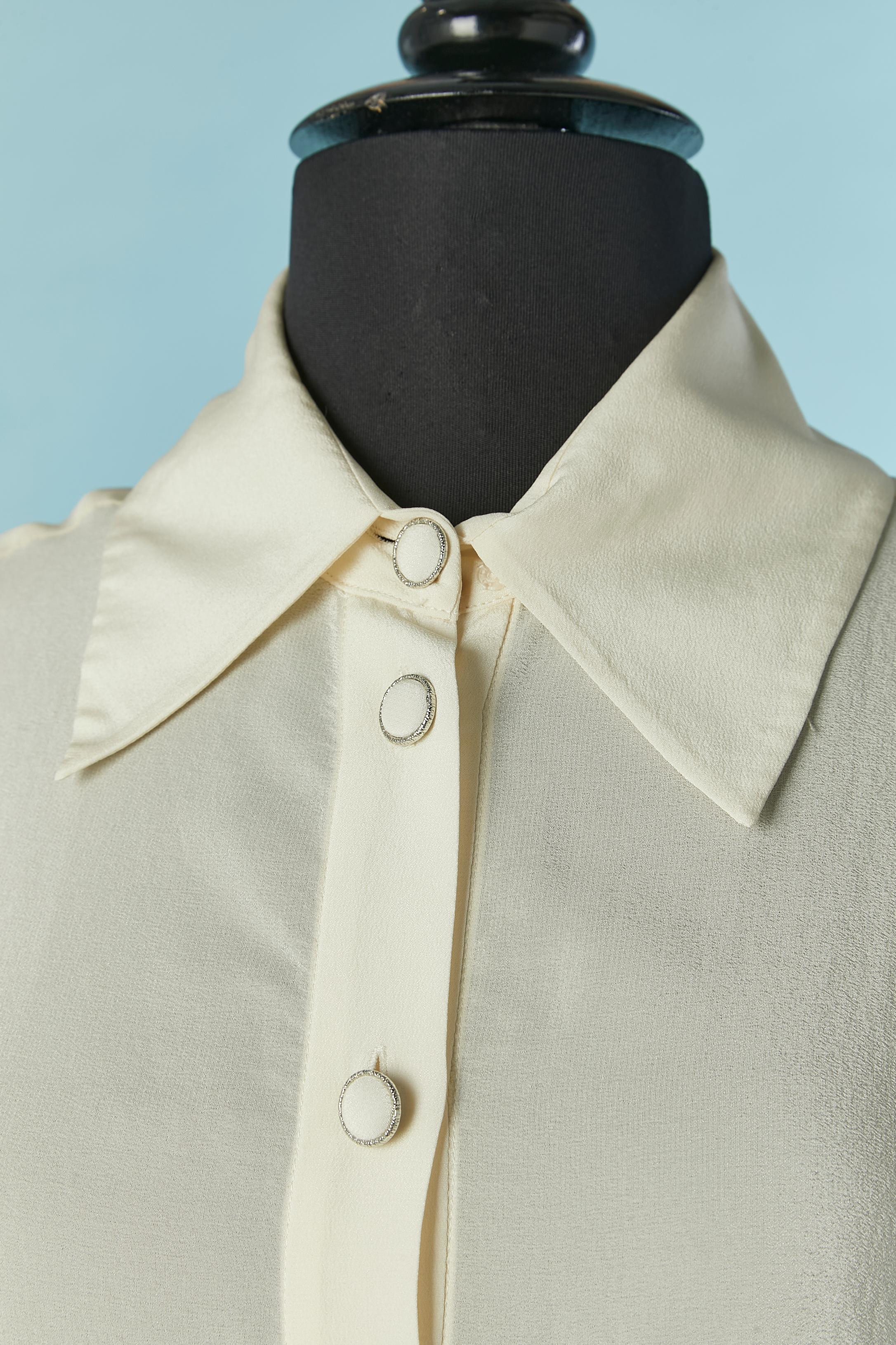 Camicia senza maniche in seta color avorio con stampa laterale. Chiusura con bottoni e asole sul centro del davanti. 
TAGLIA 38 (Fr) M 