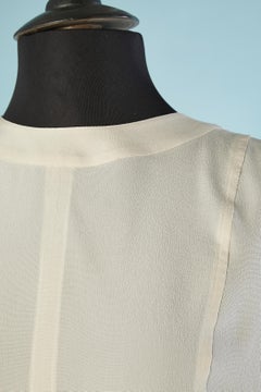 Ärmelloses elfenbeinfarbenes Oberteil mit Knöpfen in der Mitte der Chanel Boutique