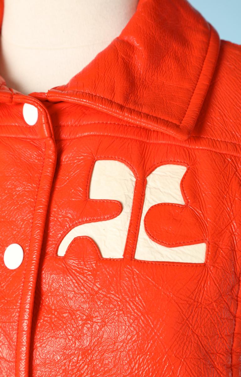 Sleeveless jacket 1960-70 in orange leatherette Courrèges hyperbole N° 0537068, white press studs and white skai leatherette monogram
back width 32cm
French size 36/38