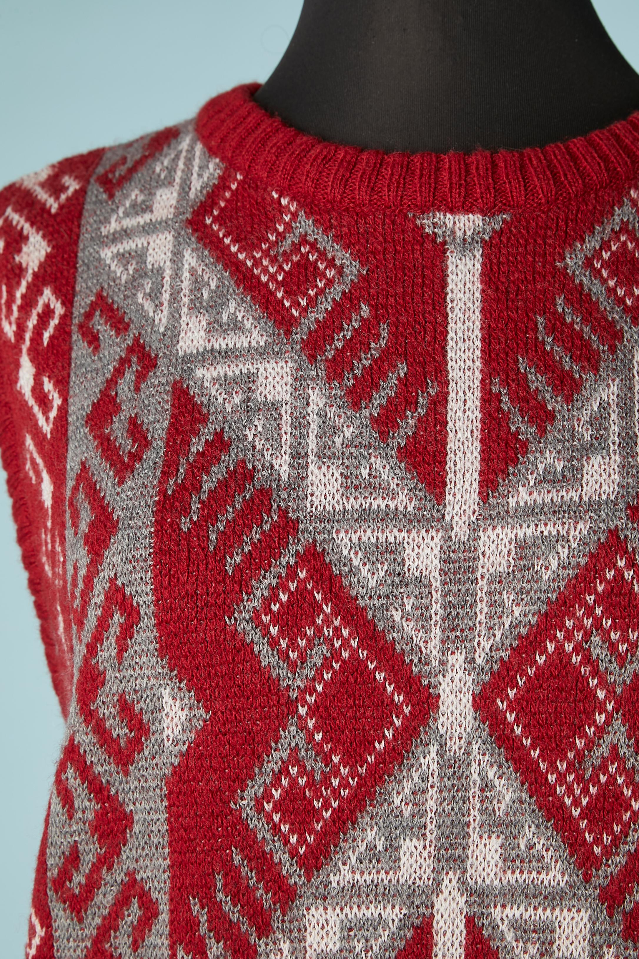 Sleeveless jacquard sweaters with graffic pattern. No fabric composition tag but probably wool. 
SIZE 56/58 XL 