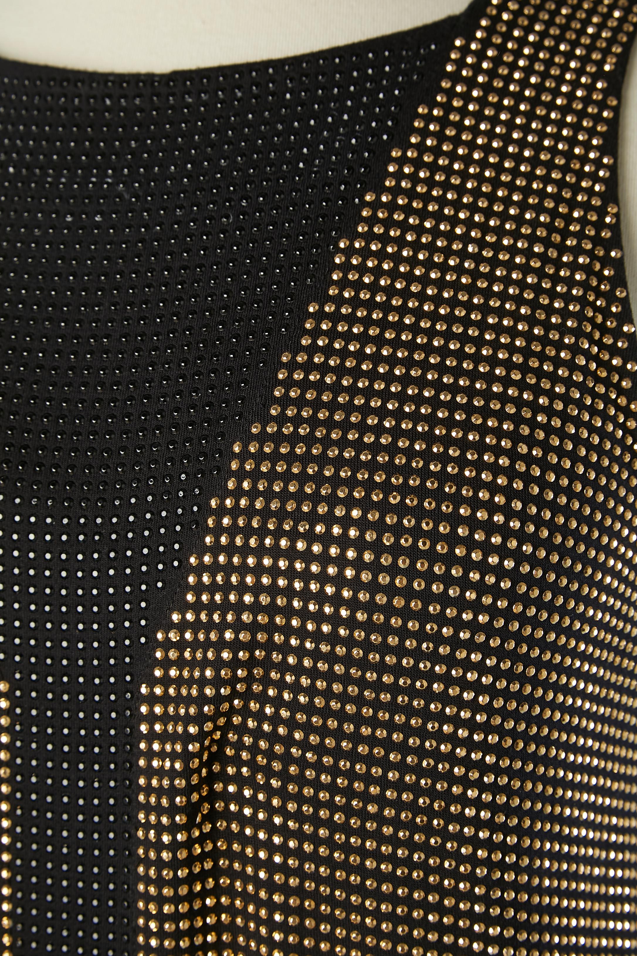 Sleeveless jersey cocktail dress covered with gold and black studs.
Jersey composition: 92% rayon, 8% elastane.
Metal studs. 
SIZE 42 (It) 38 (Fr) M 