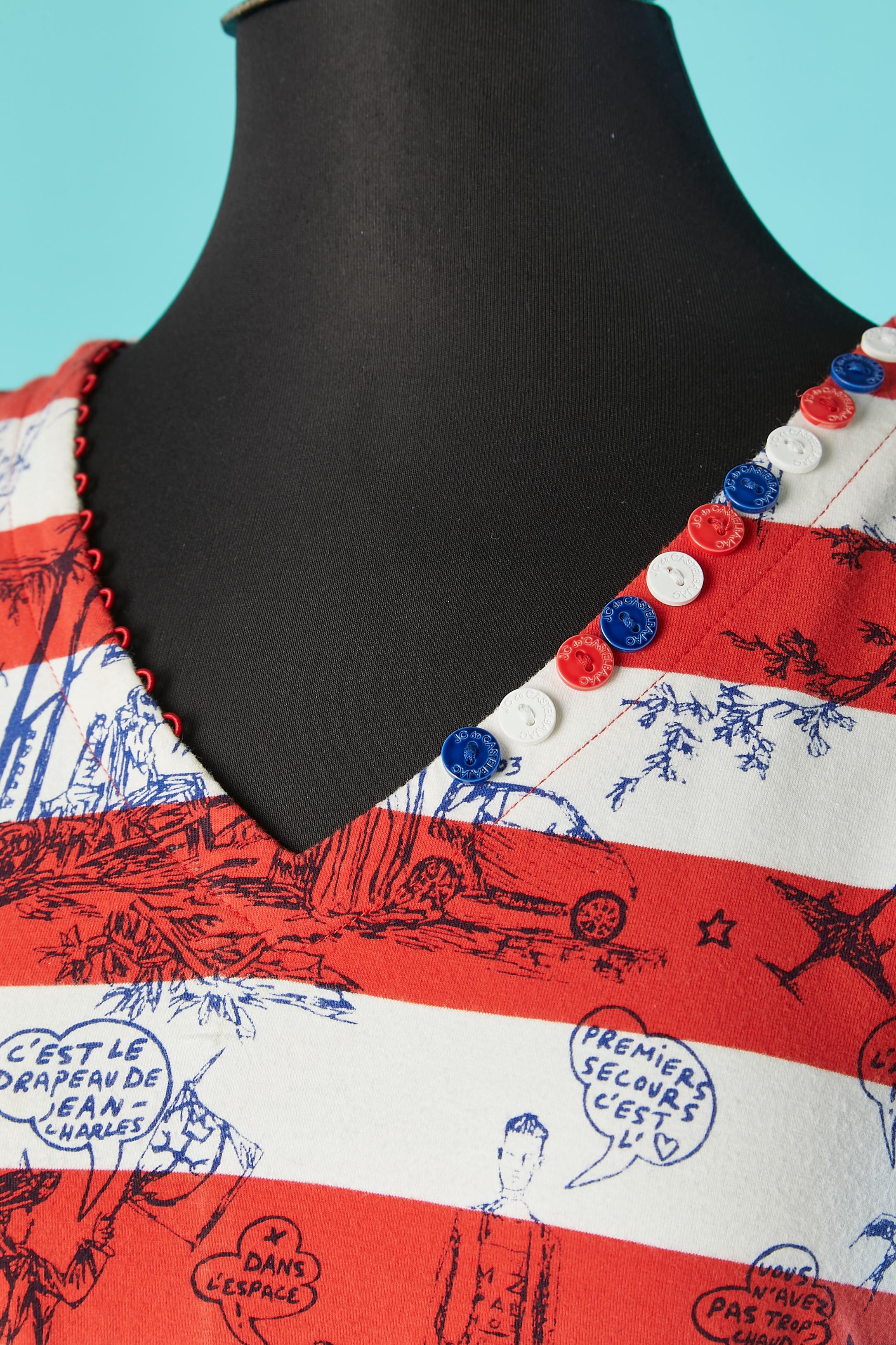 Ärmelloses Jersey-Baumwollkleid mit Zeichnung und französischem Flaggengürtel mit silberner Metallschnalle und Öse. 
Marken-Zierknöpfe und Knopfloch am Halsausschnitt und Markenknopfverschluss in der oberen Rückenmitte. 
GRÖSSE M 