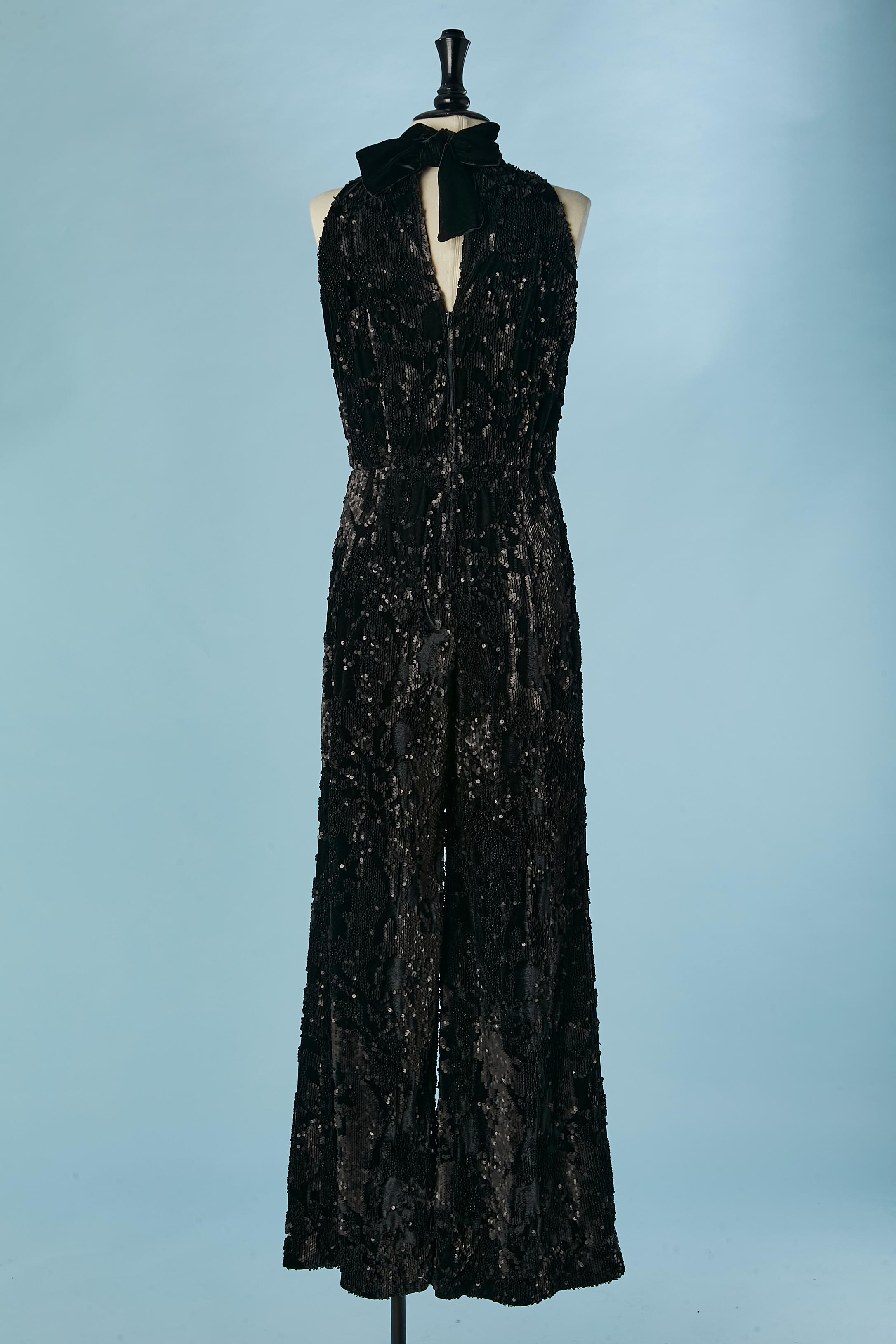 Sleeveless jumpsuit in sequin on a velvet base with velvet bow behind the neck  For Sale 2